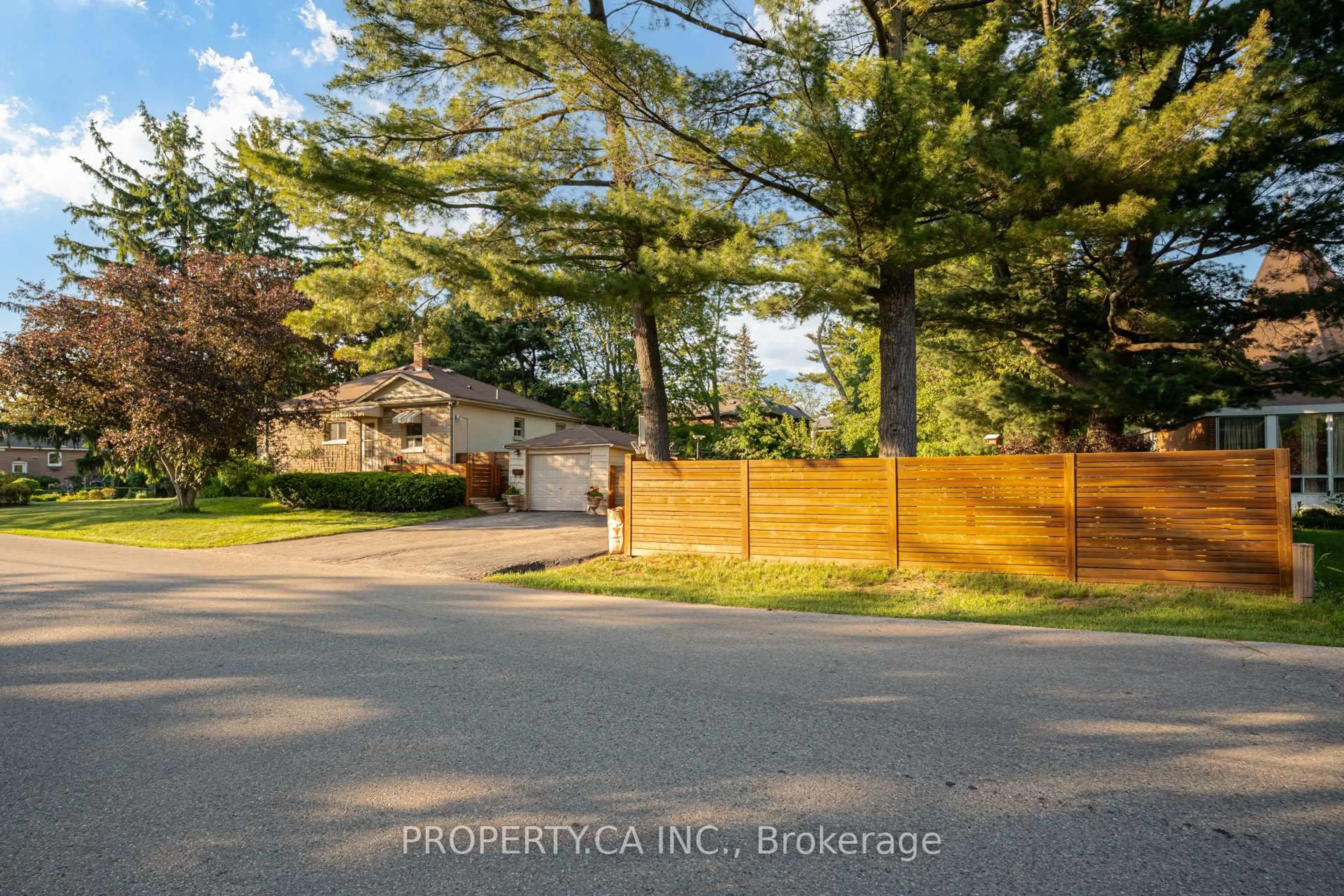 A pic from outside/outdoor area/front of a property/back of a property/a pic from drone, street for 480 Lynd Ave, Mississauga Ontario L5G 2L9