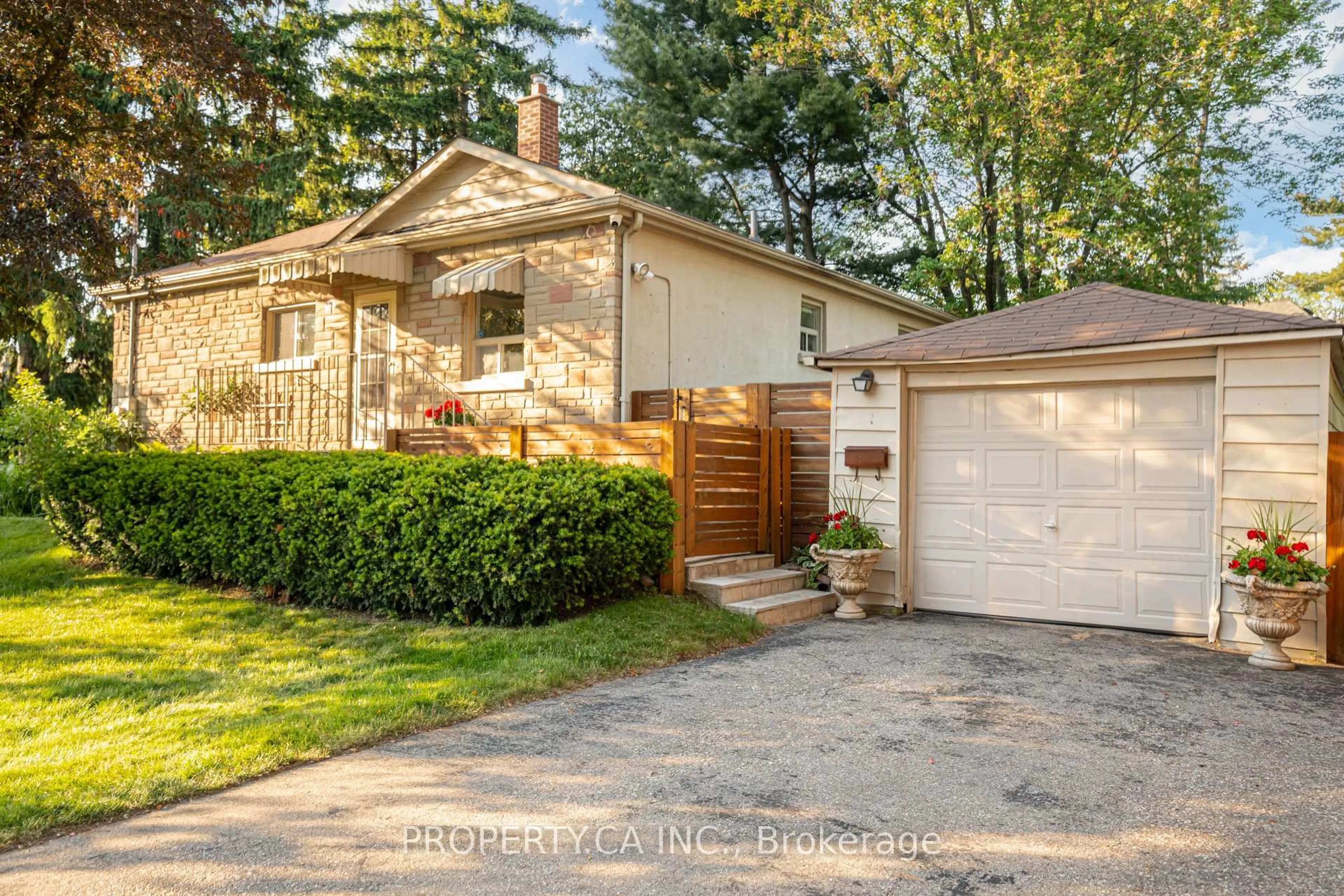 Home with vinyl exterior material, street for 480 Lynd Ave, Mississauga Ontario L5G 2L9