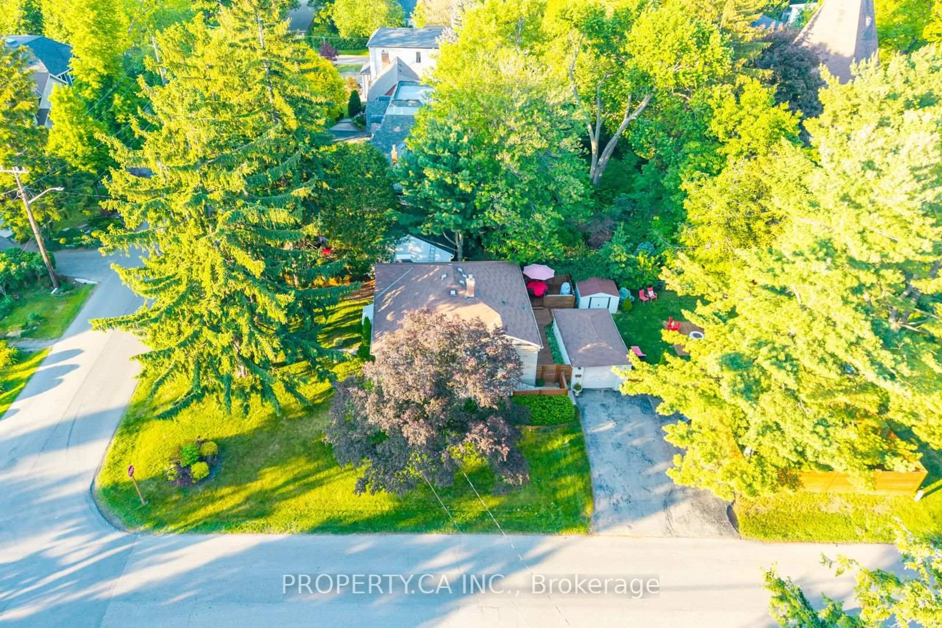 A pic from outside/outdoor area/front of a property/back of a property/a pic from drone, street for 480 Lynd Ave, Mississauga Ontario L5G 2L9