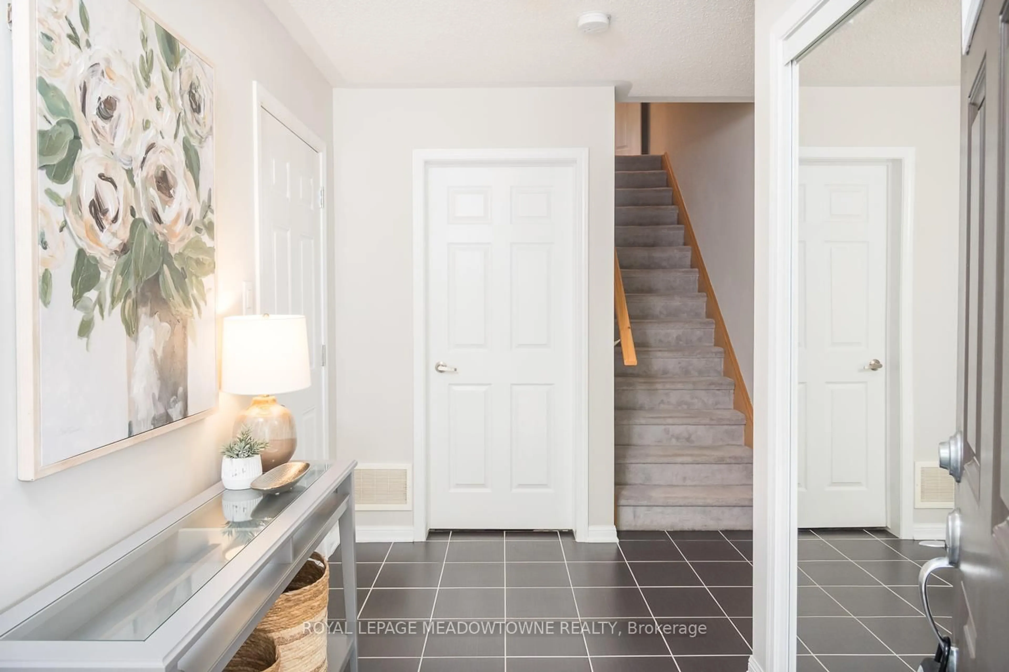 Indoor entryway for 565 Pharo Pt, Milton Ontario L9T 8H6