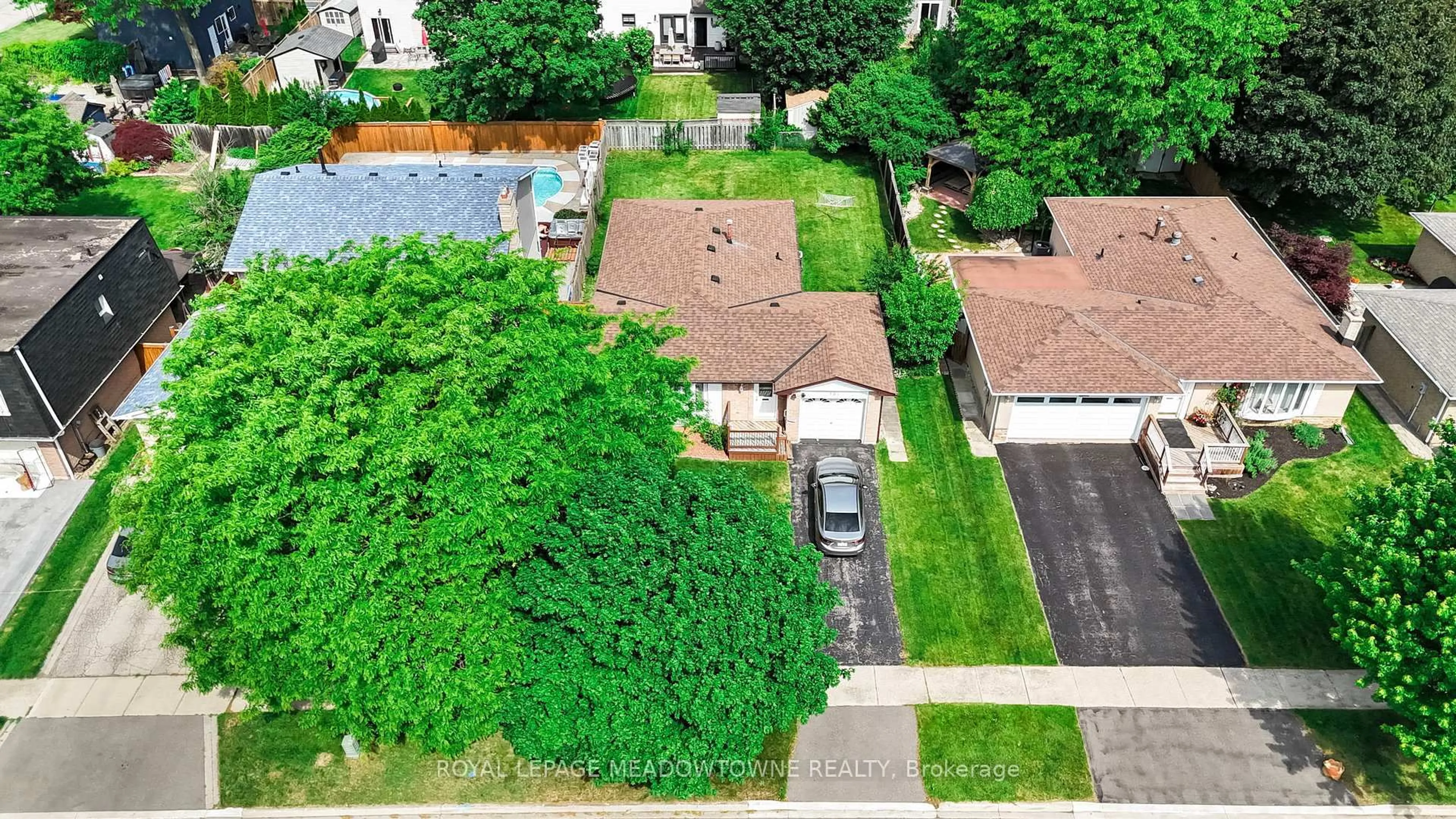 A pic from outside/outdoor area/front of a property/back of a property/a pic from drone, street for 761 Banting Crt, Milton Ontario L9T 3M4