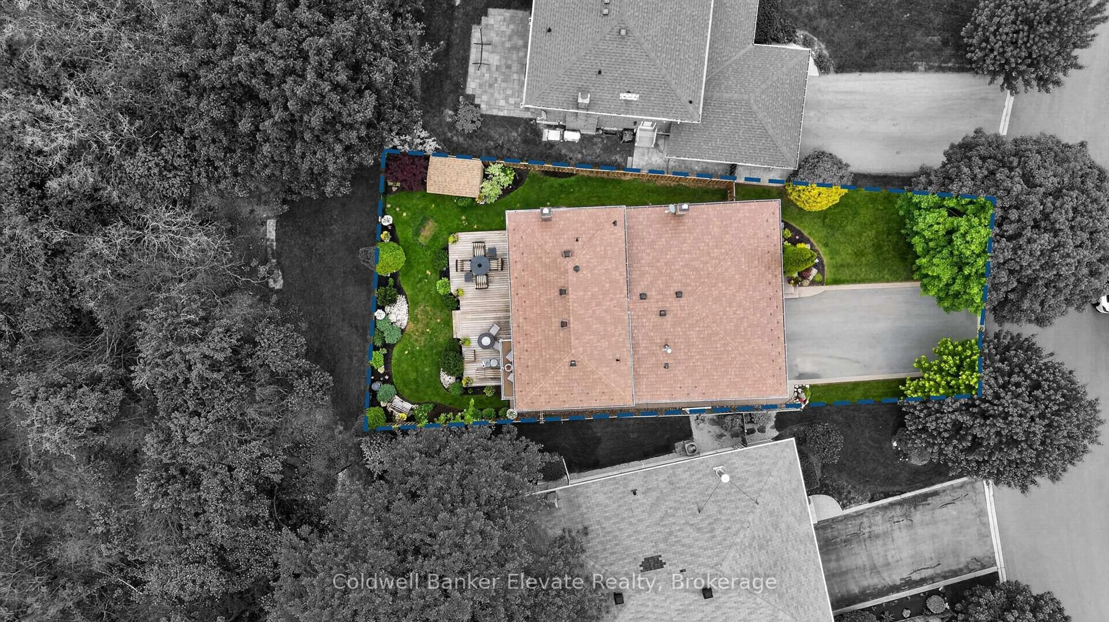 A pic from outside/outdoor area/front of a property/back of a property/a pic from drone, street for 1432 Livingston Rd, Oakville Ontario L6H 3G4