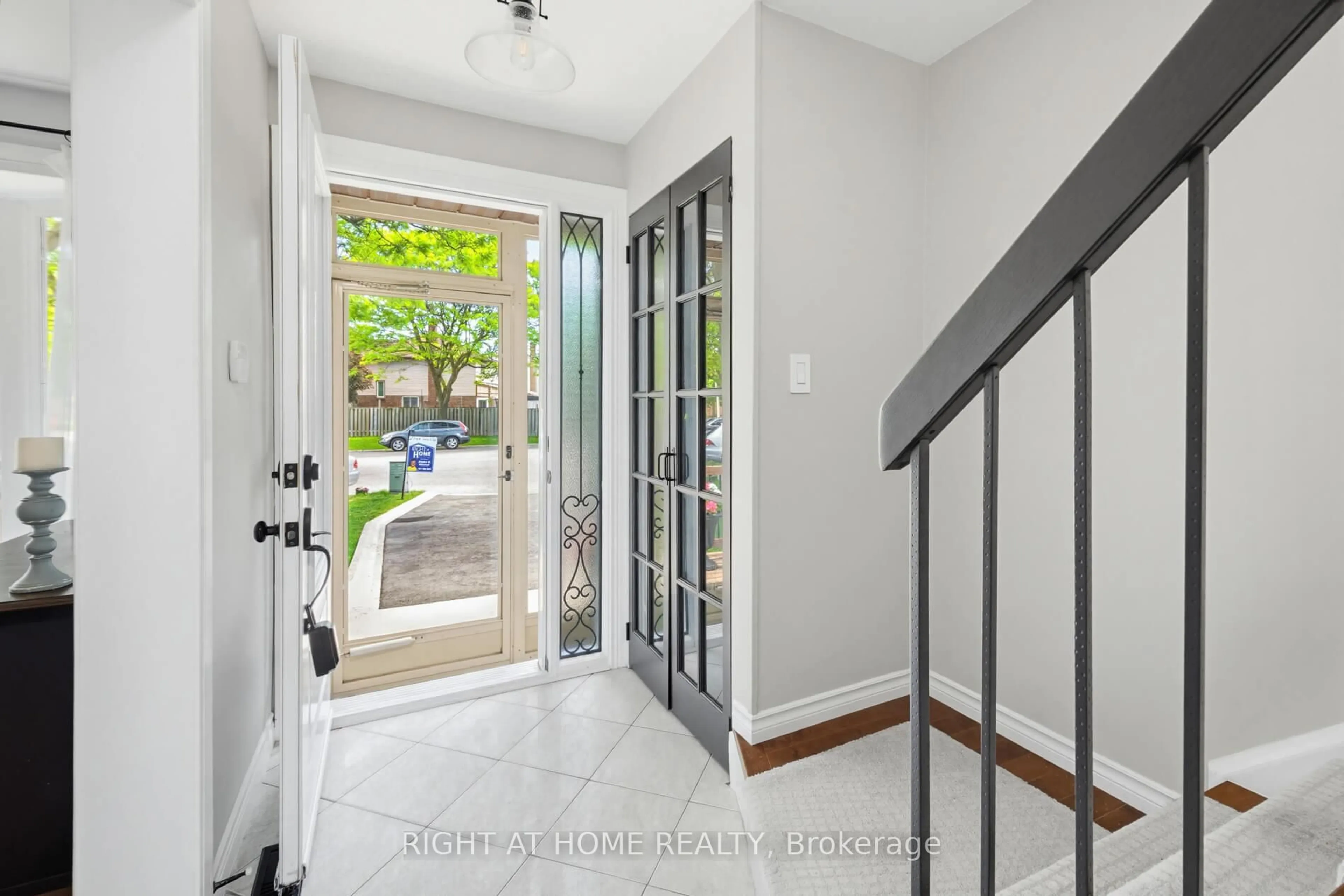 Indoor entryway for 16 Marengo Crt, Brampton Ontario L6S 4H6