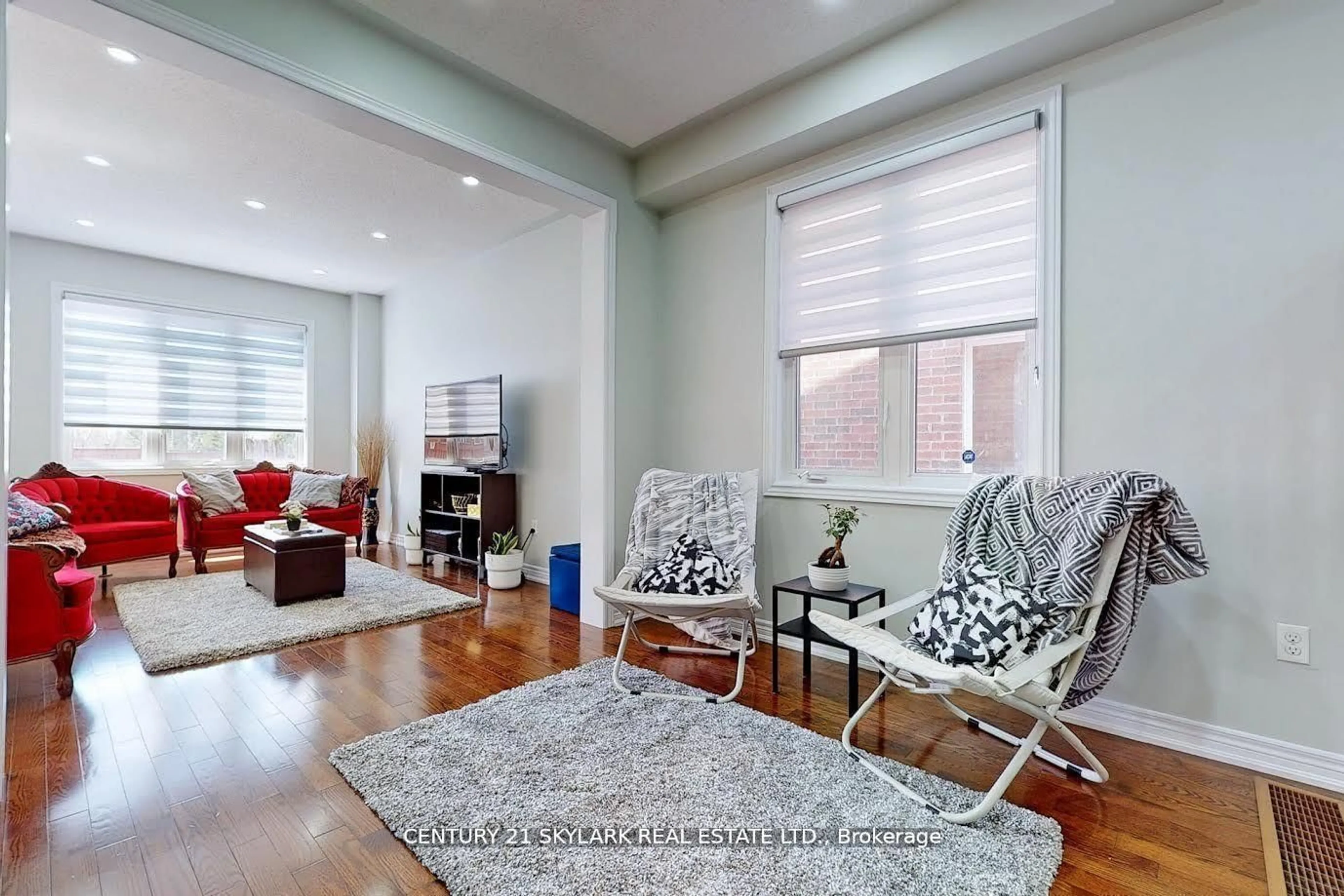 Living room with furniture, unknown for 14 Mission Ridge Tr, Brampton Ontario L6P 3A2