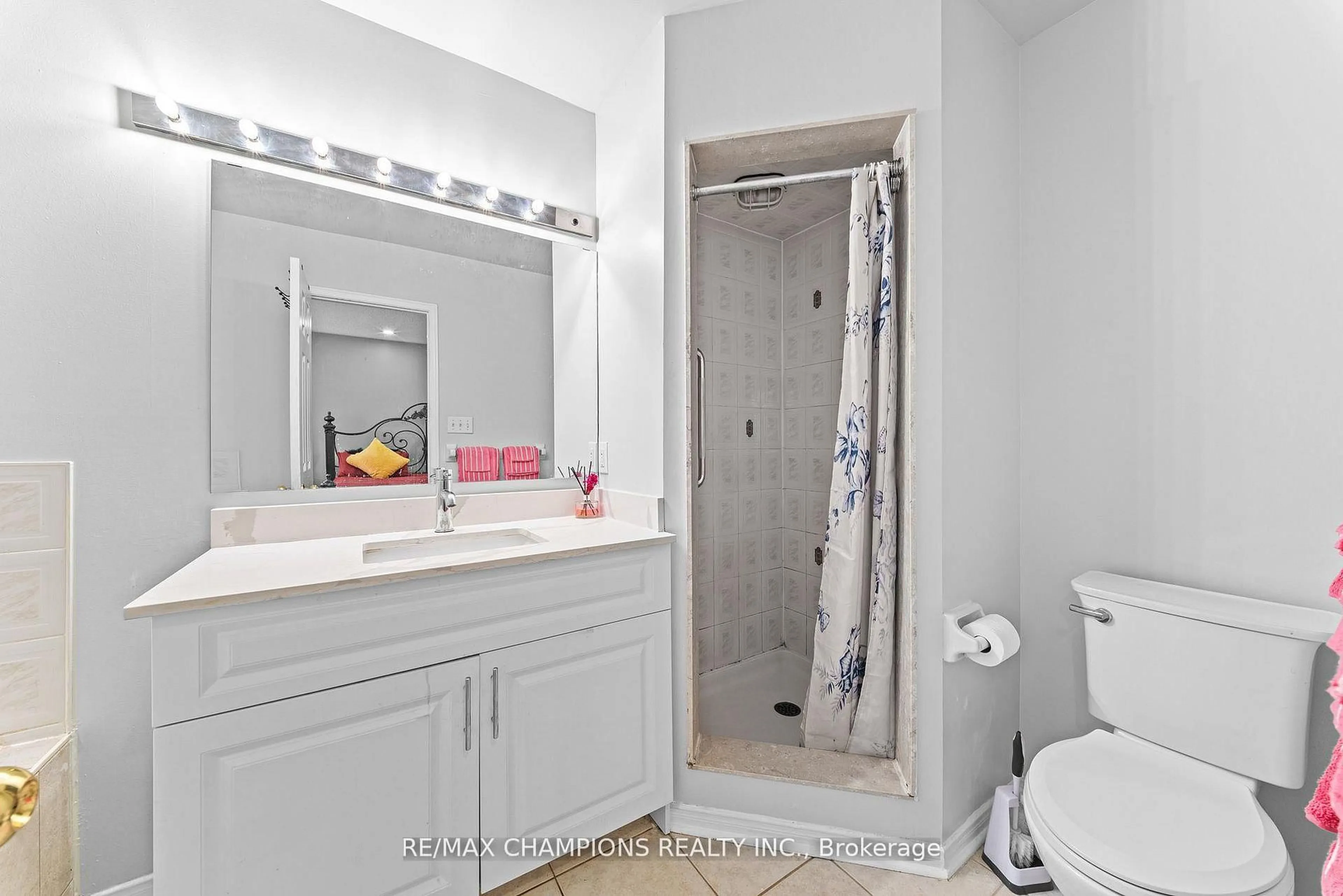 Standard bathroom, ceramic/tile floor for 125 Tiller Tr, Brampton Ontario L6X 4S9