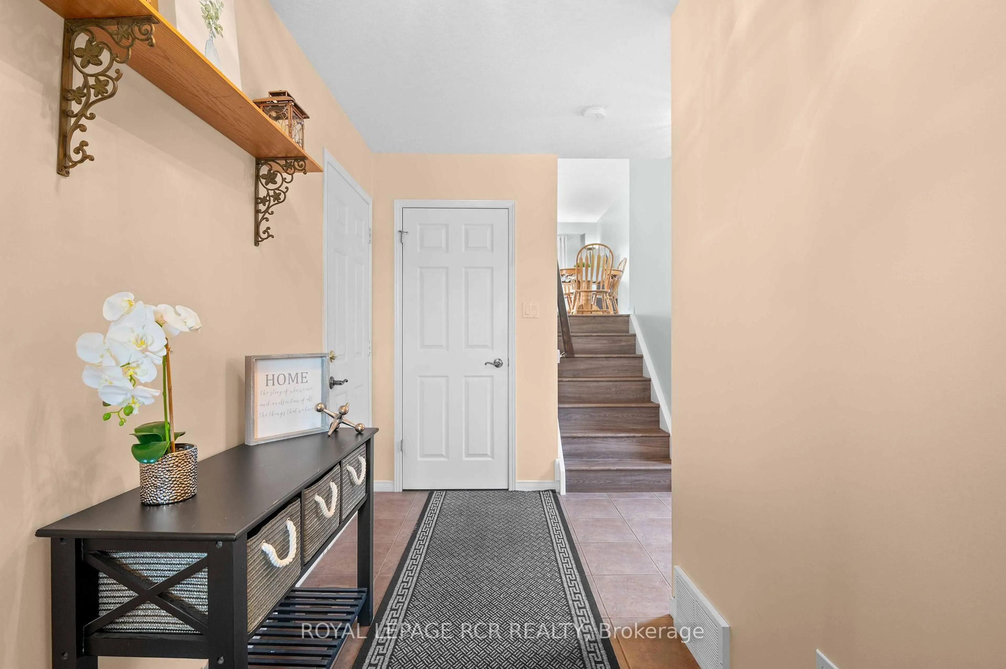 Indoor entryway for 21 Settlers Rd, Orangeville Ontario L9W 5B2
