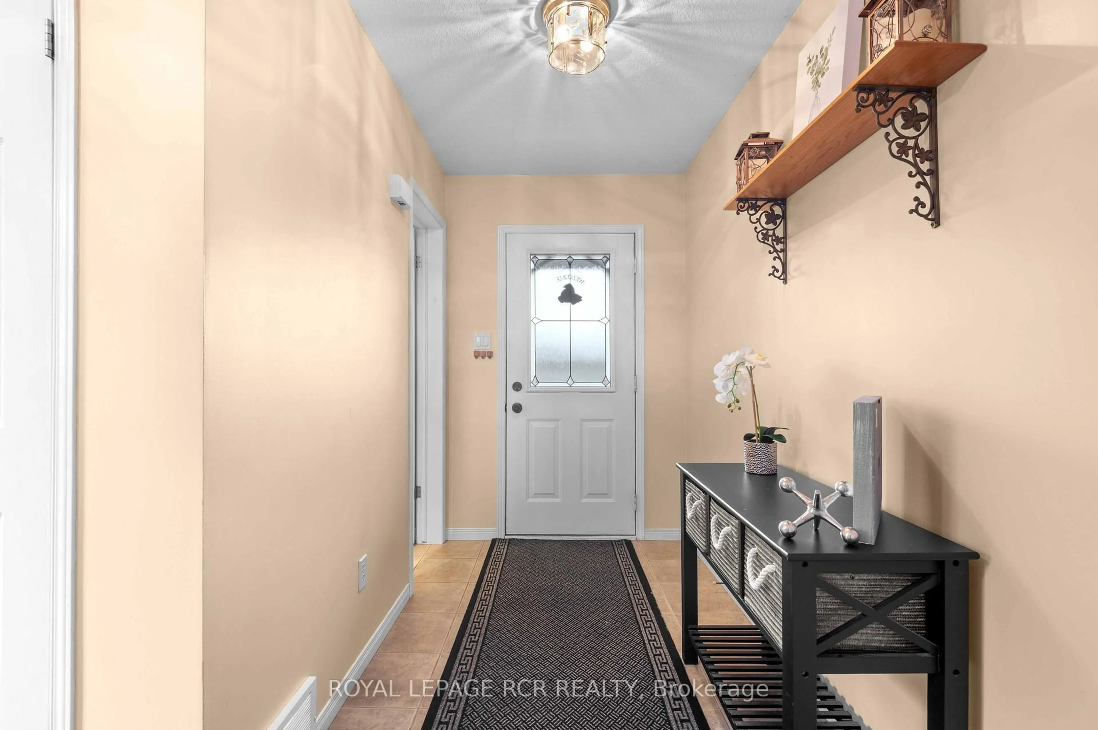 Indoor entryway for 21 Settlers Rd, Orangeville Ontario L9W 5B2