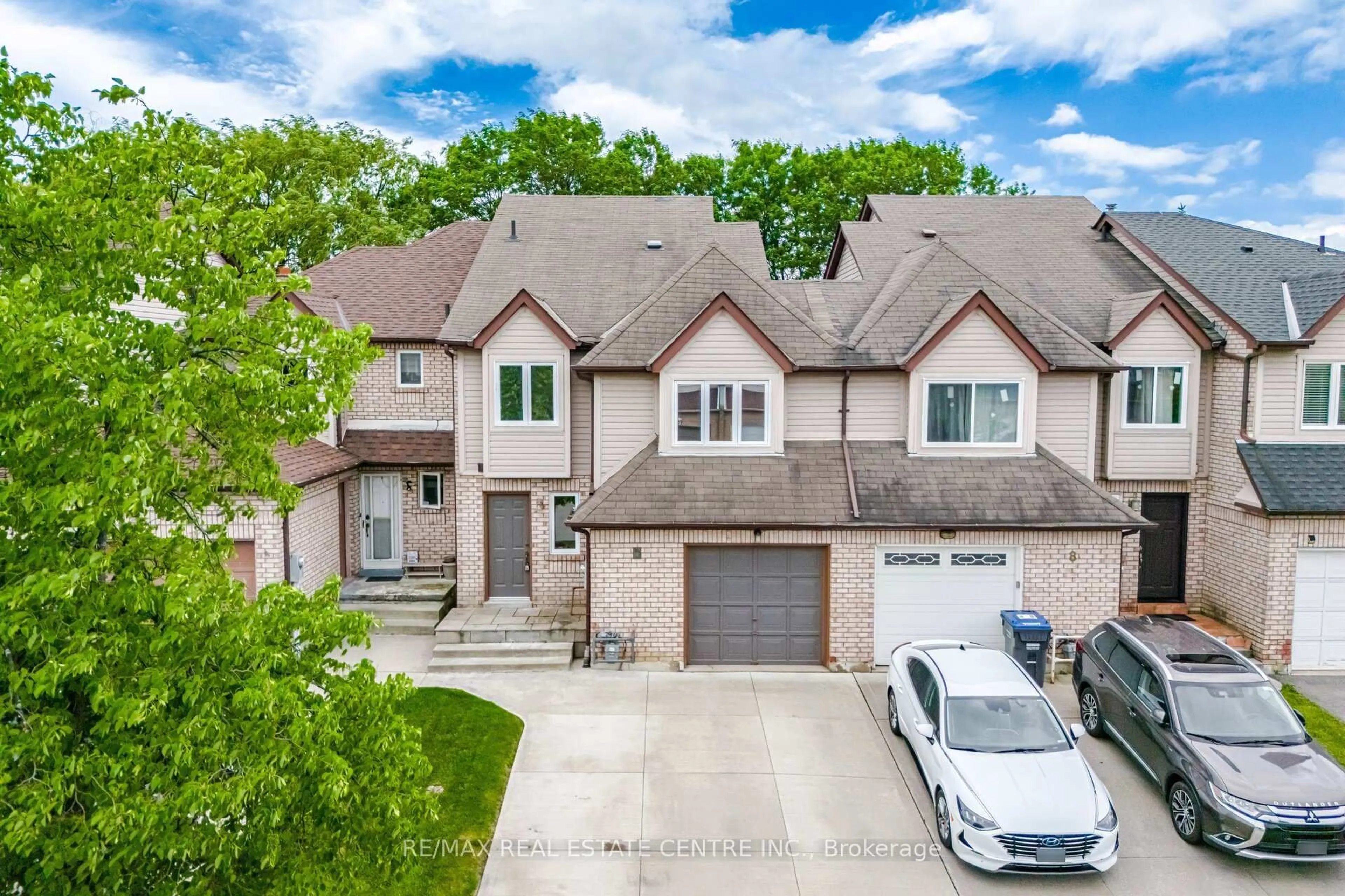 A pic from outside/outdoor area/front of a property/back of a property/a pic from drone, street for 6 Ashbrook Way, Brampton Ontario L6Y 4R5