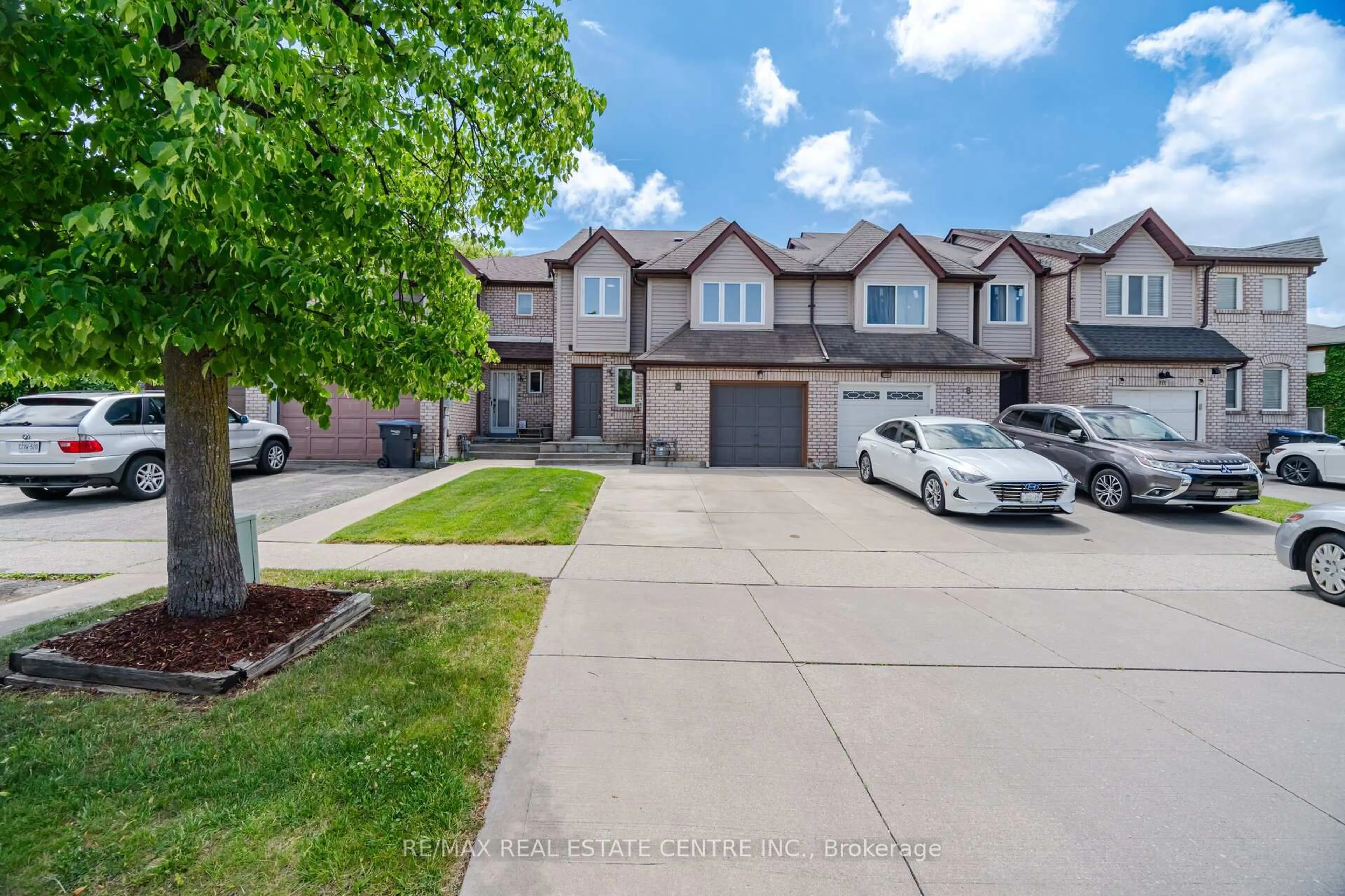 A pic from outside/outdoor area/front of a property/back of a property/a pic from drone, street for 6 Ashbrook Way, Brampton Ontario L6Y 4R5