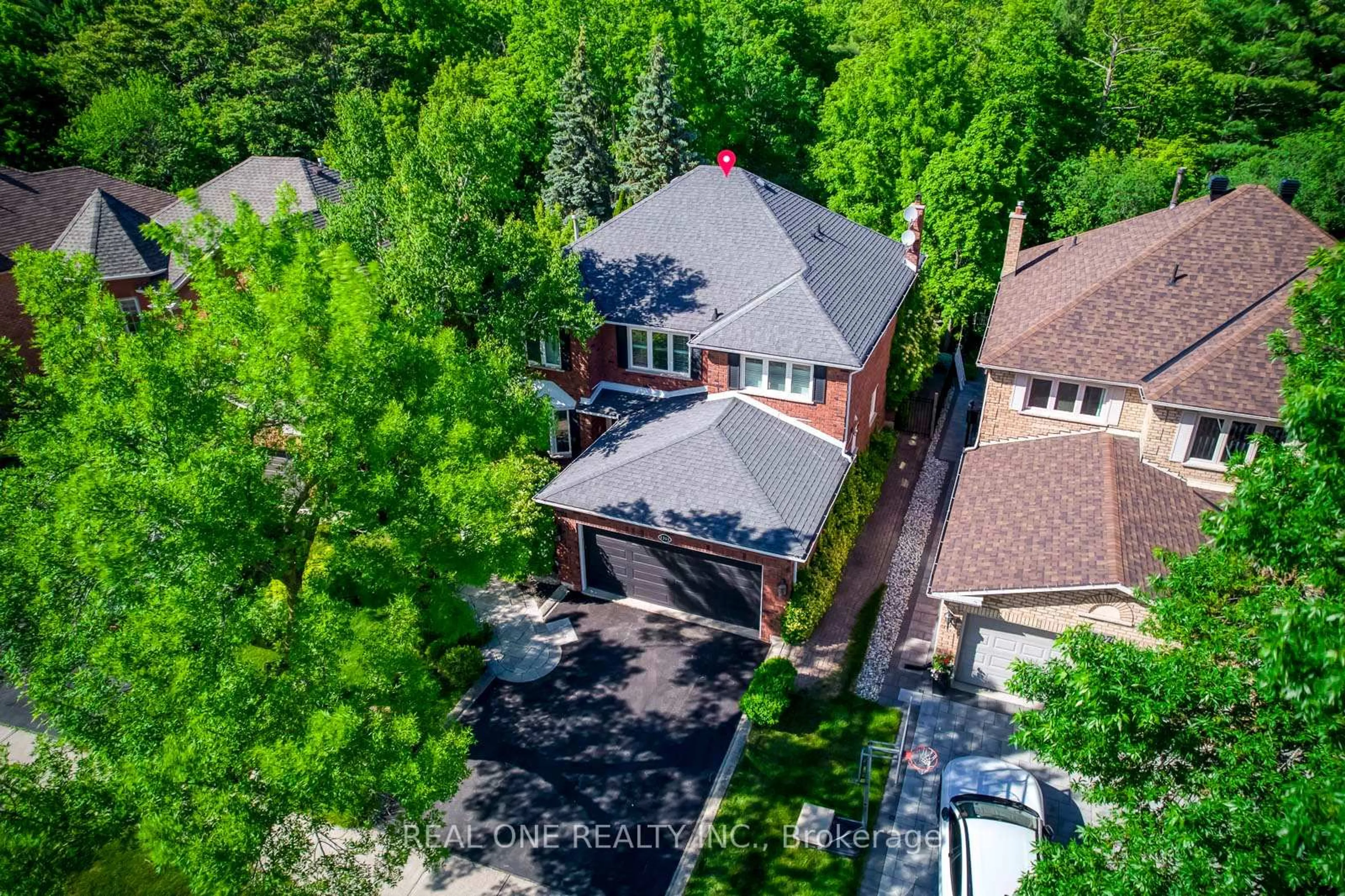 A pic from outside/outdoor area/front of a property/back of a property/a pic from drone, unknown for 1311 Blackburn Dr, Oakville Ontario L6M 2N5