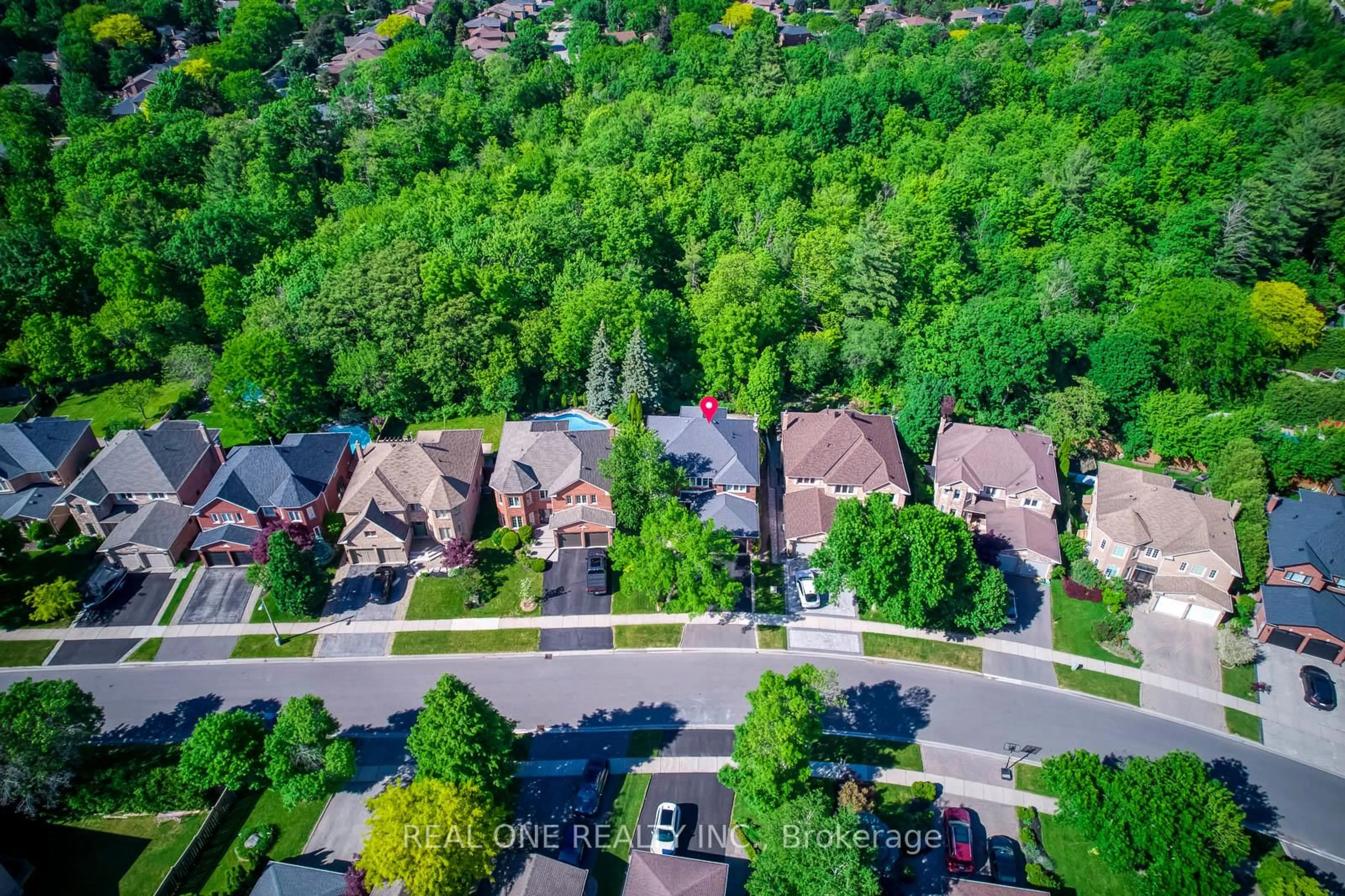 A pic from outside/outdoor area/front of a property/back of a property/a pic from drone, unknown for 1311 Blackburn Dr, Oakville Ontario L6M 2N5