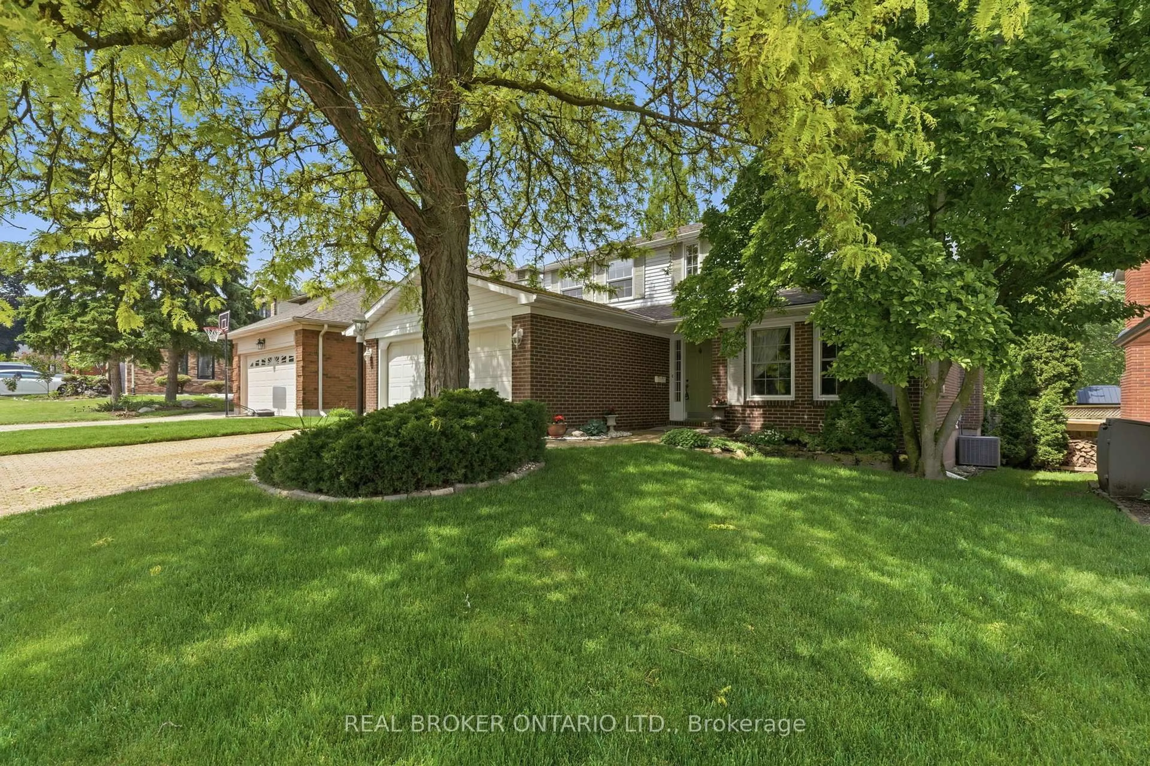 A pic from outside/outdoor area/front of a property/back of a property/a pic from drone, street for 2241 Mansfield Dr, Burlington Ontario L7P 3J3