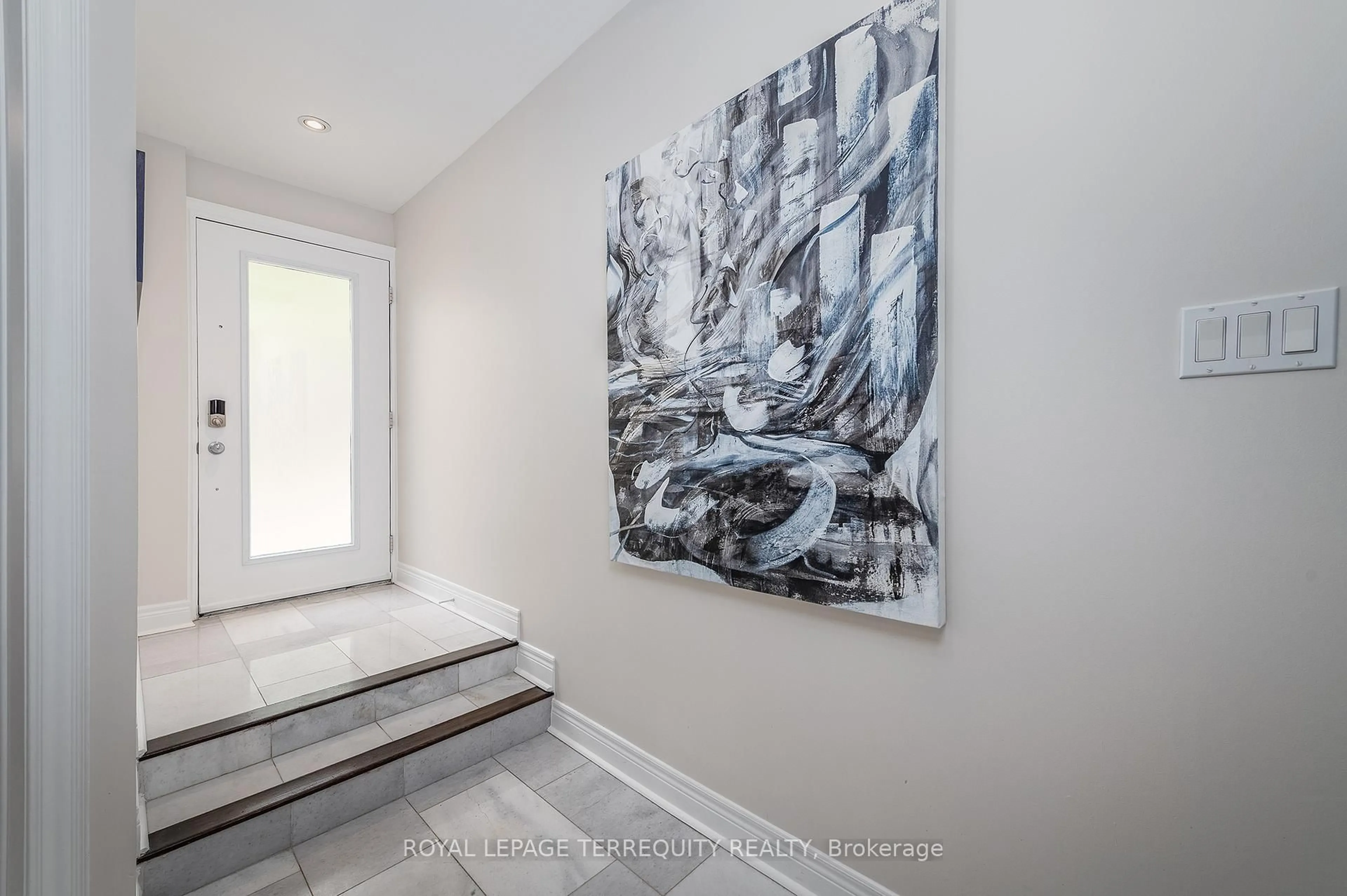 Indoor entryway for 69 Lobo Mews, Toronto Ontario M8Z 0B2