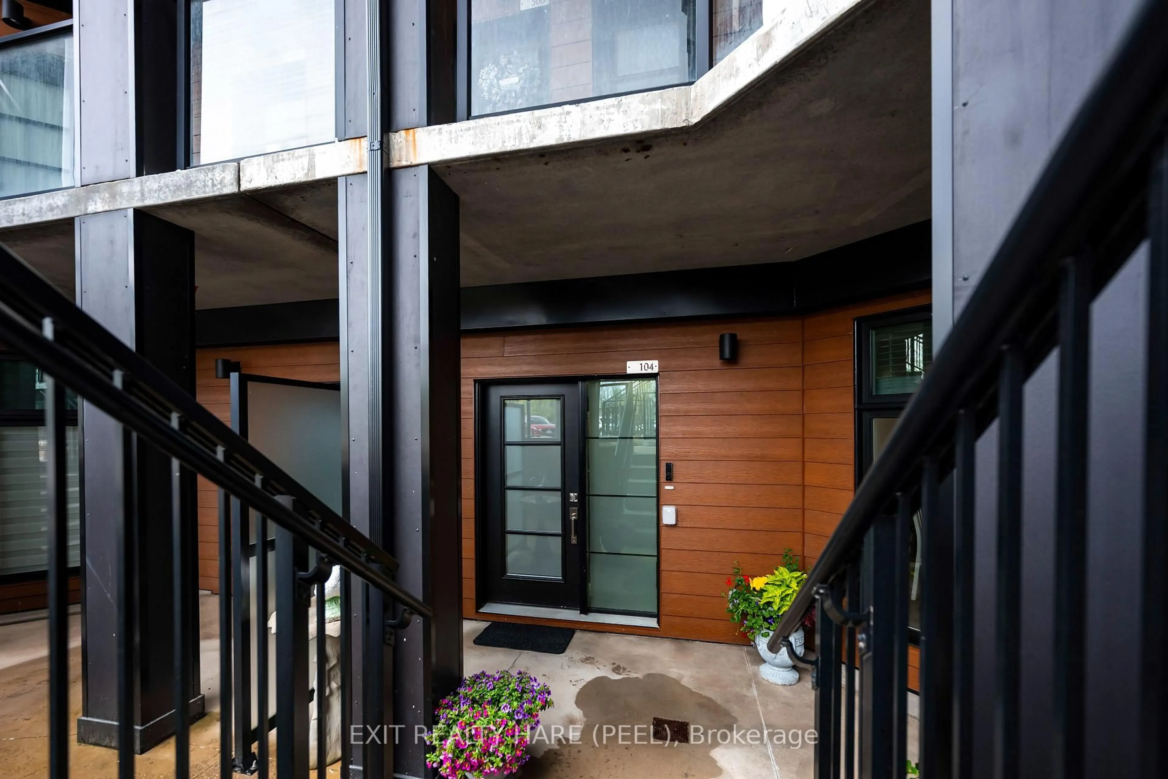 Indoor entryway for 17-104 Centre St, Orangeville Ontario L9W 7S6