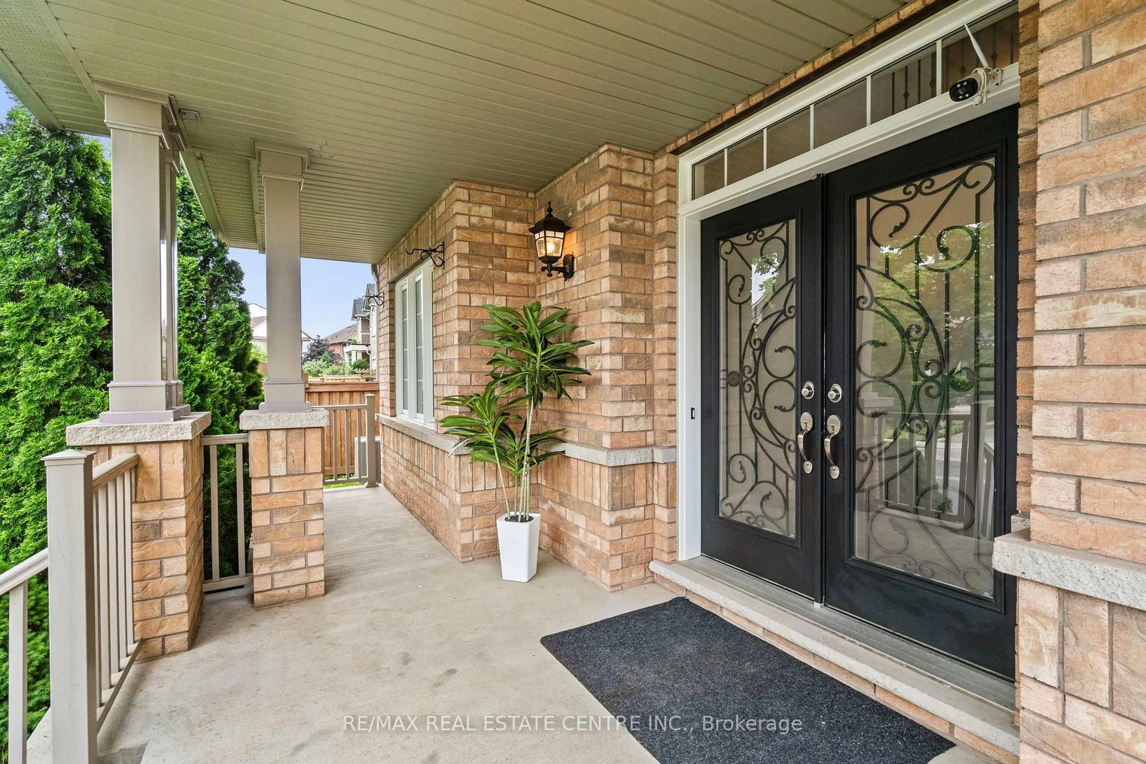 Indoor entryway for 1360 Rolph Terr, Milton Ontario L9T 7E1