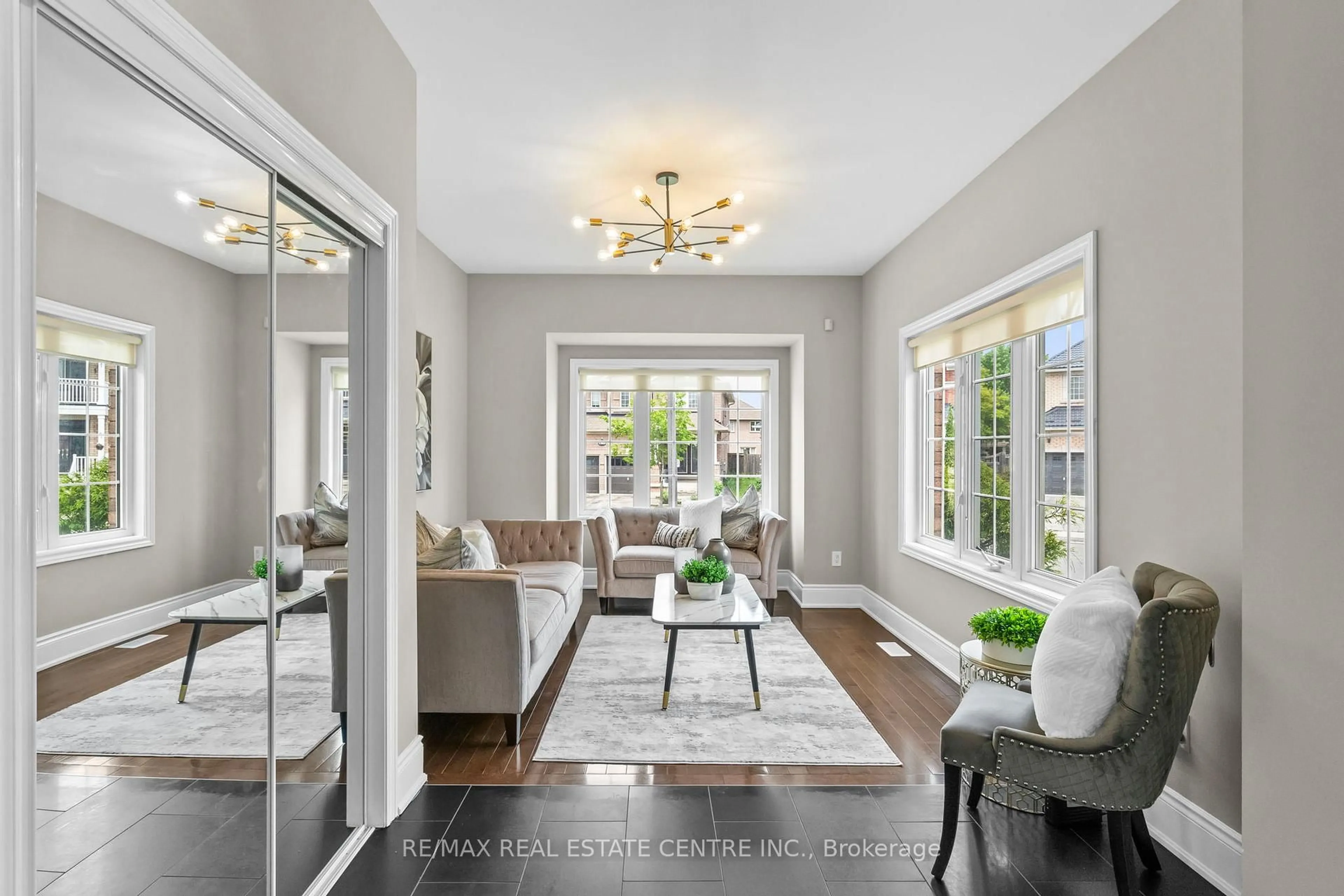 Living room with furniture, unknown for 1360 Rolph Terr, Milton Ontario L9T 7E1