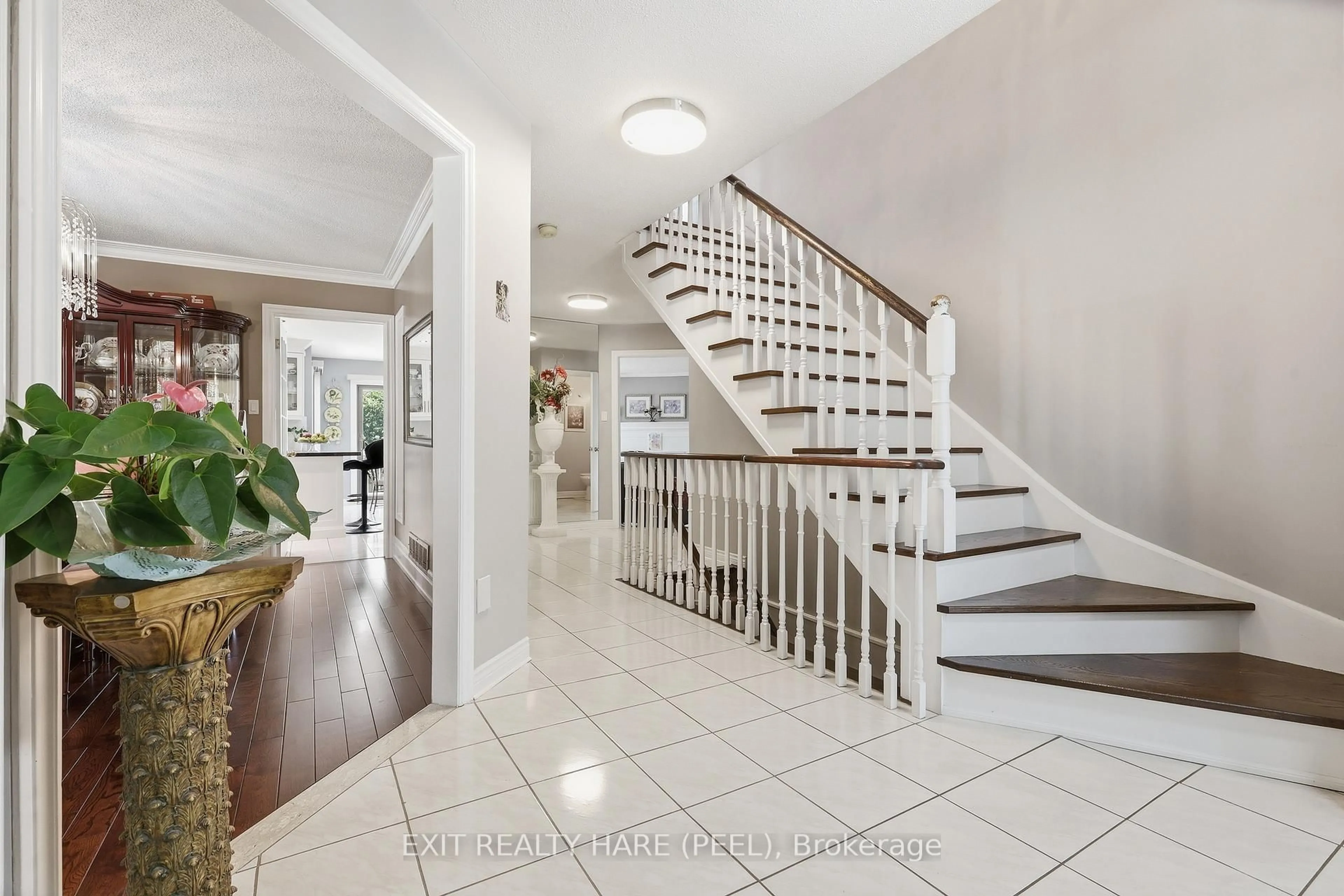 Indoor entryway for 14 Warrington Crt, Brampton Ontario L6W 4G7