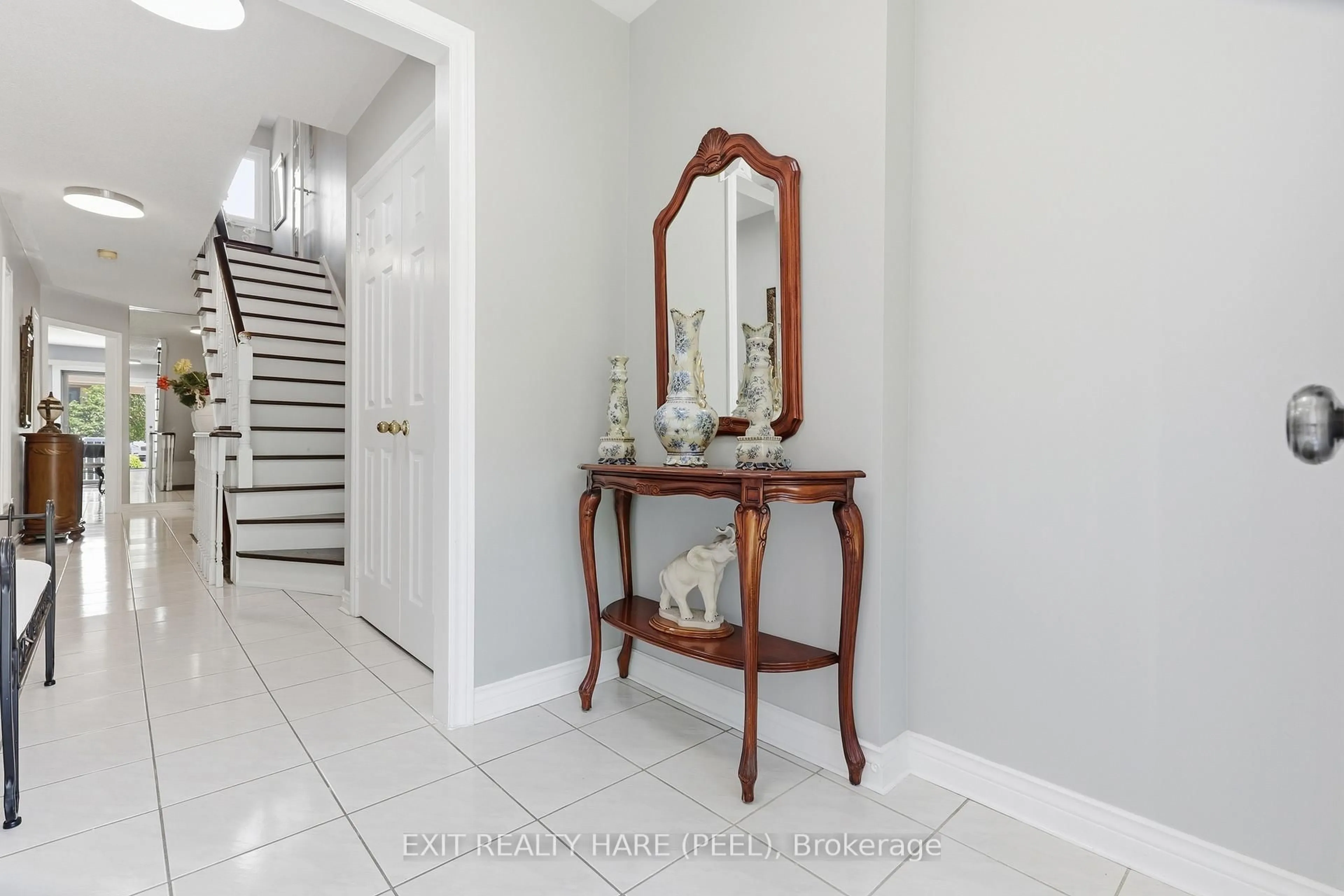 Indoor entryway for 14 Warrington Crt, Brampton Ontario L6W 4G7