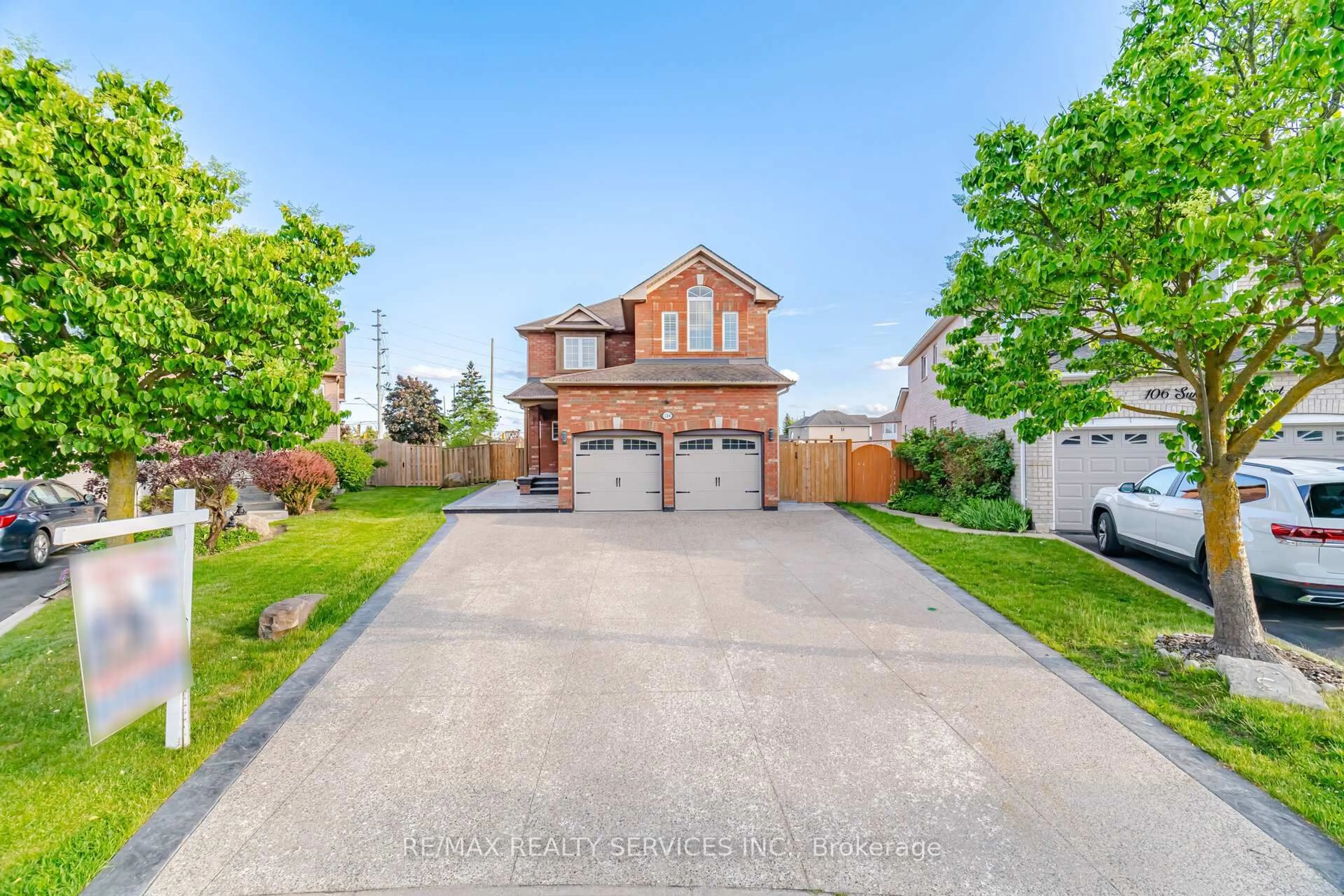 A pic from outside/outdoor area/front of a property/back of a property/a pic from drone, street for 104 Sundridge St, Brampton Ontario L7A 1J8