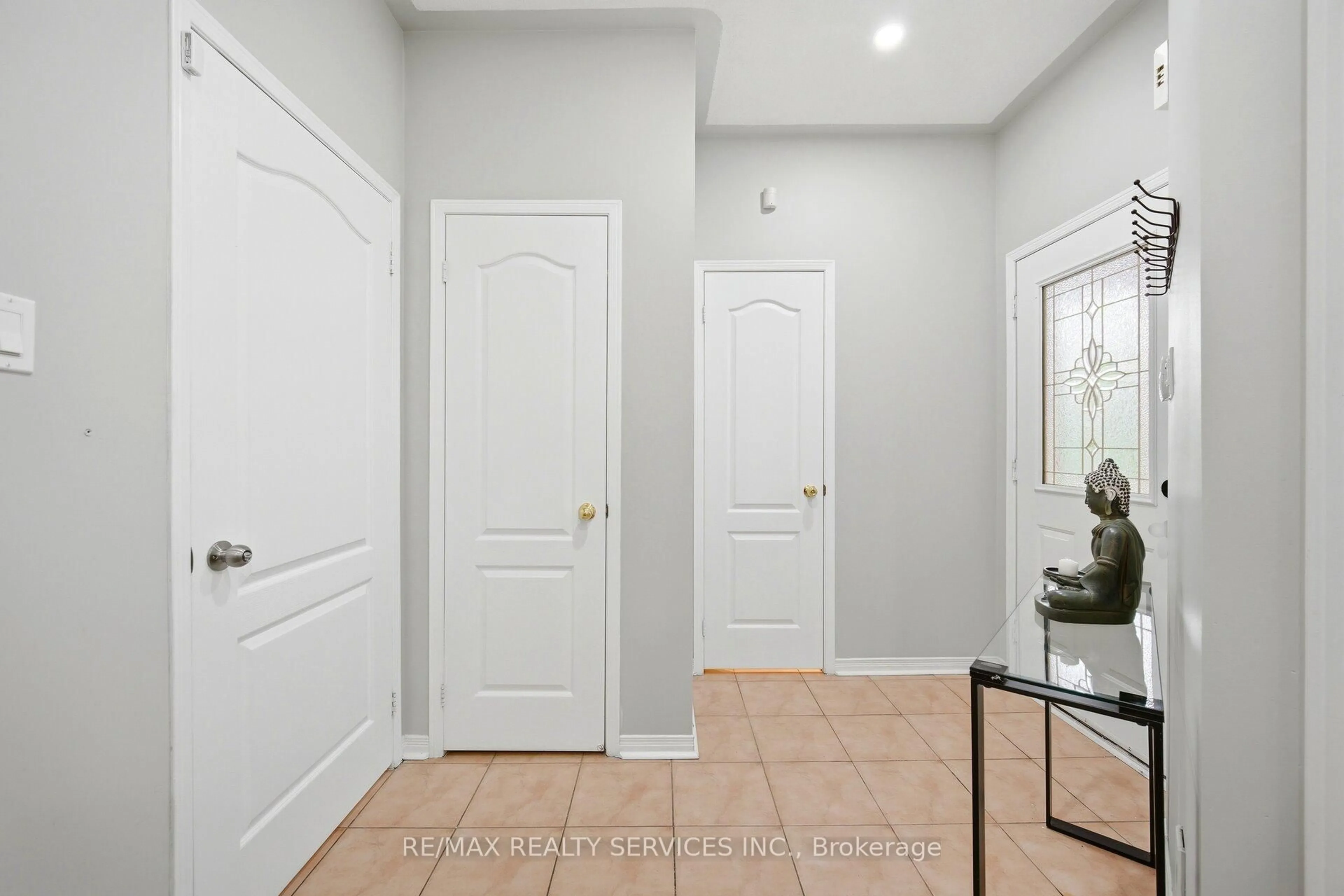 Indoor entryway for 104 Sundridge St, Brampton Ontario L7A 1J8