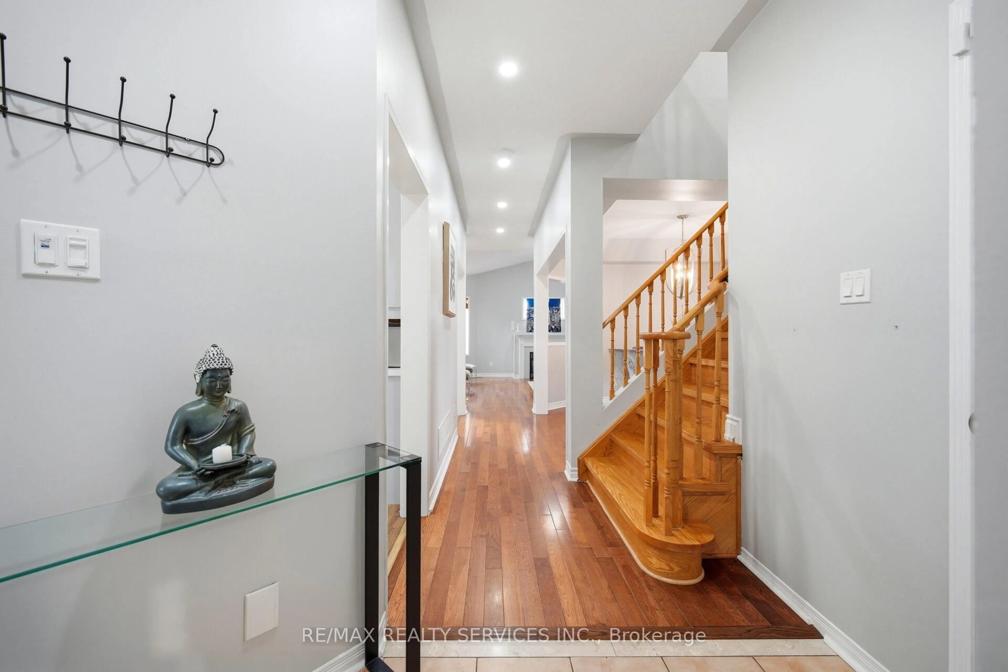 Indoor foyer for 104 Sundridge St, Brampton Ontario L7A 1J8