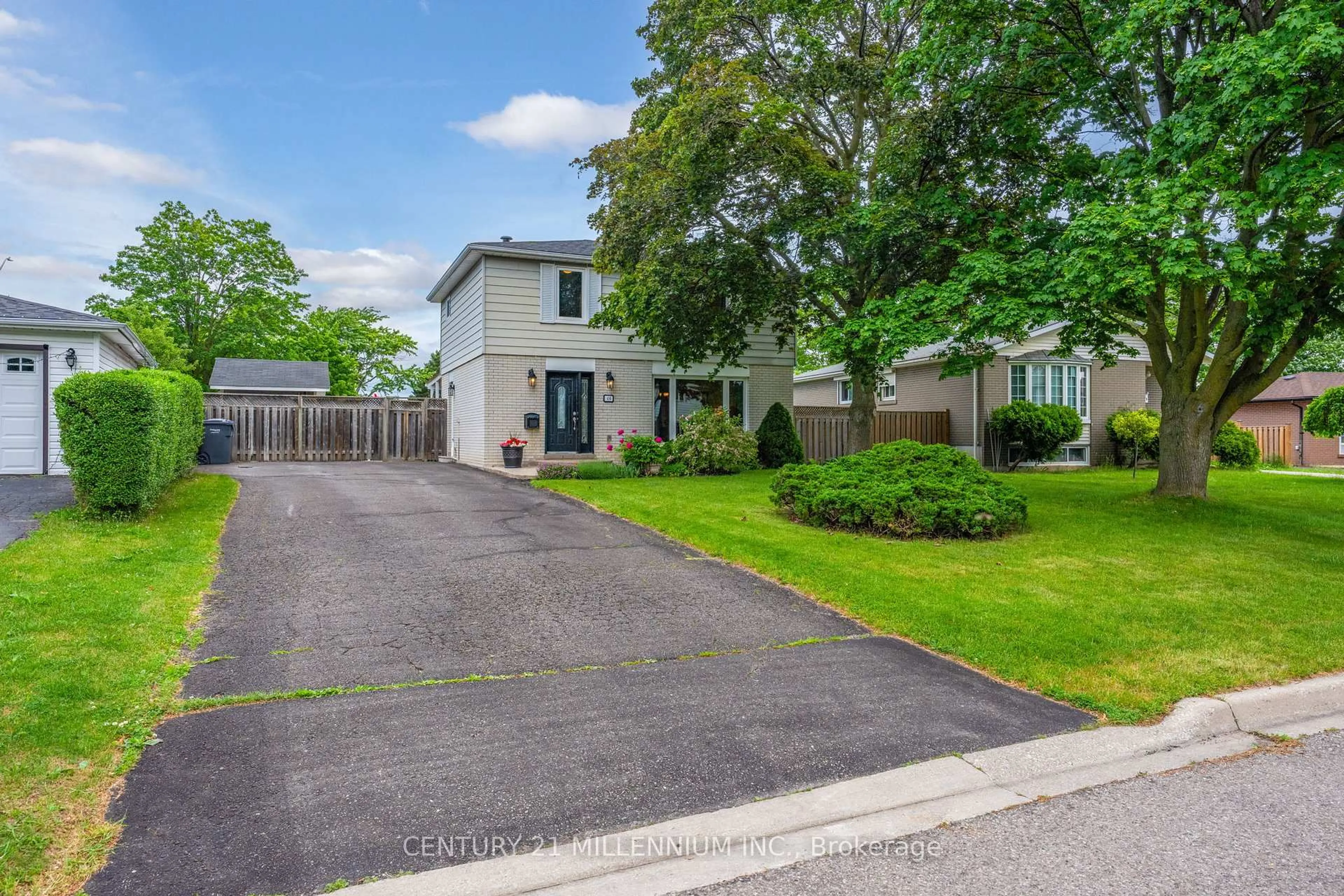 A pic from outside/outdoor area/front of a property/back of a property/a pic from drone, street for 46 Dunblaine Cres, Brampton Ontario L6T 3H2