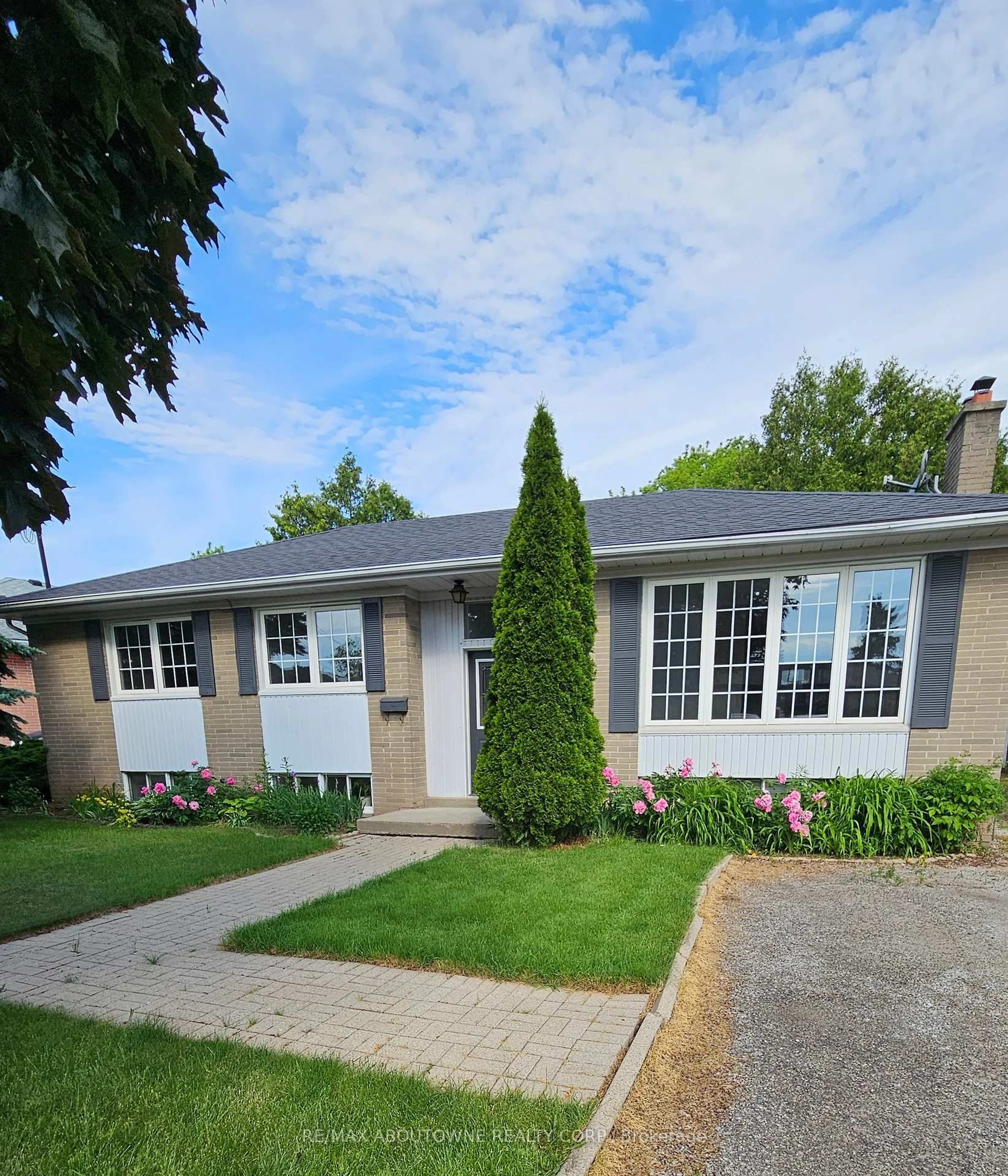 Home with vinyl exterior material, street for 1377 Selkirk Ave, Oakville Ontario L6L 2V5