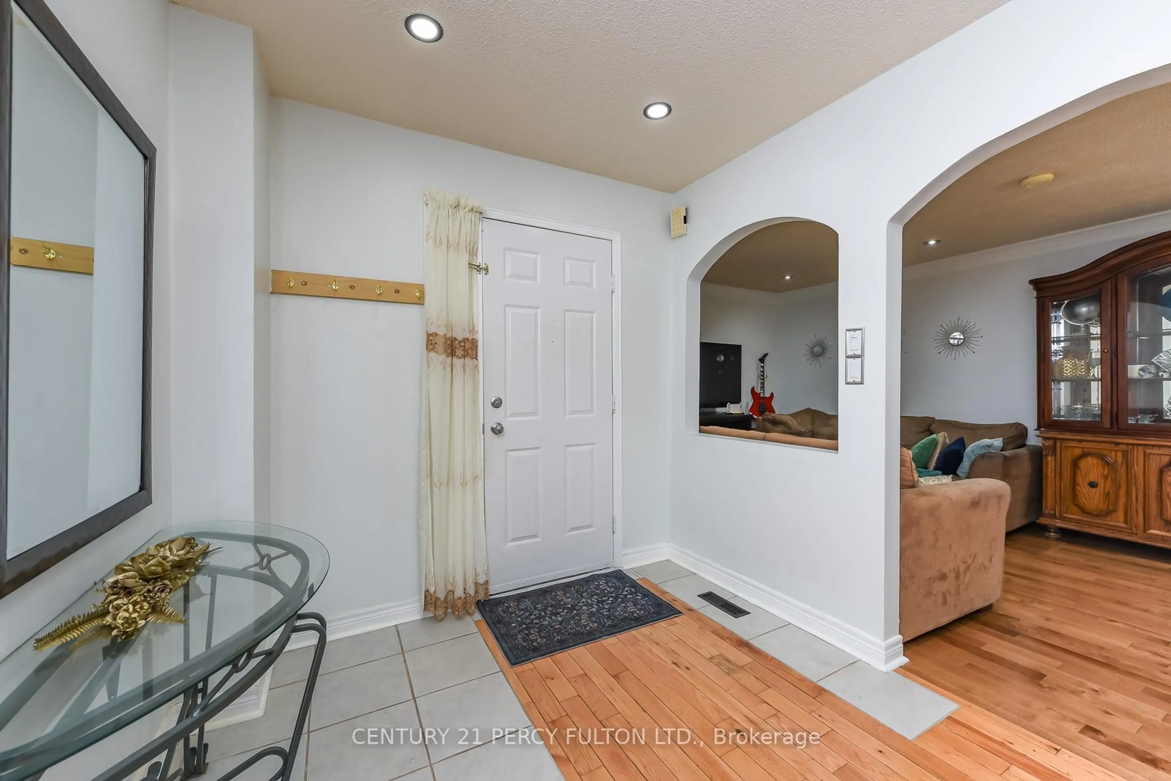Indoor entryway for 233 Murray St, Brampton Ontario L6X 3M1
