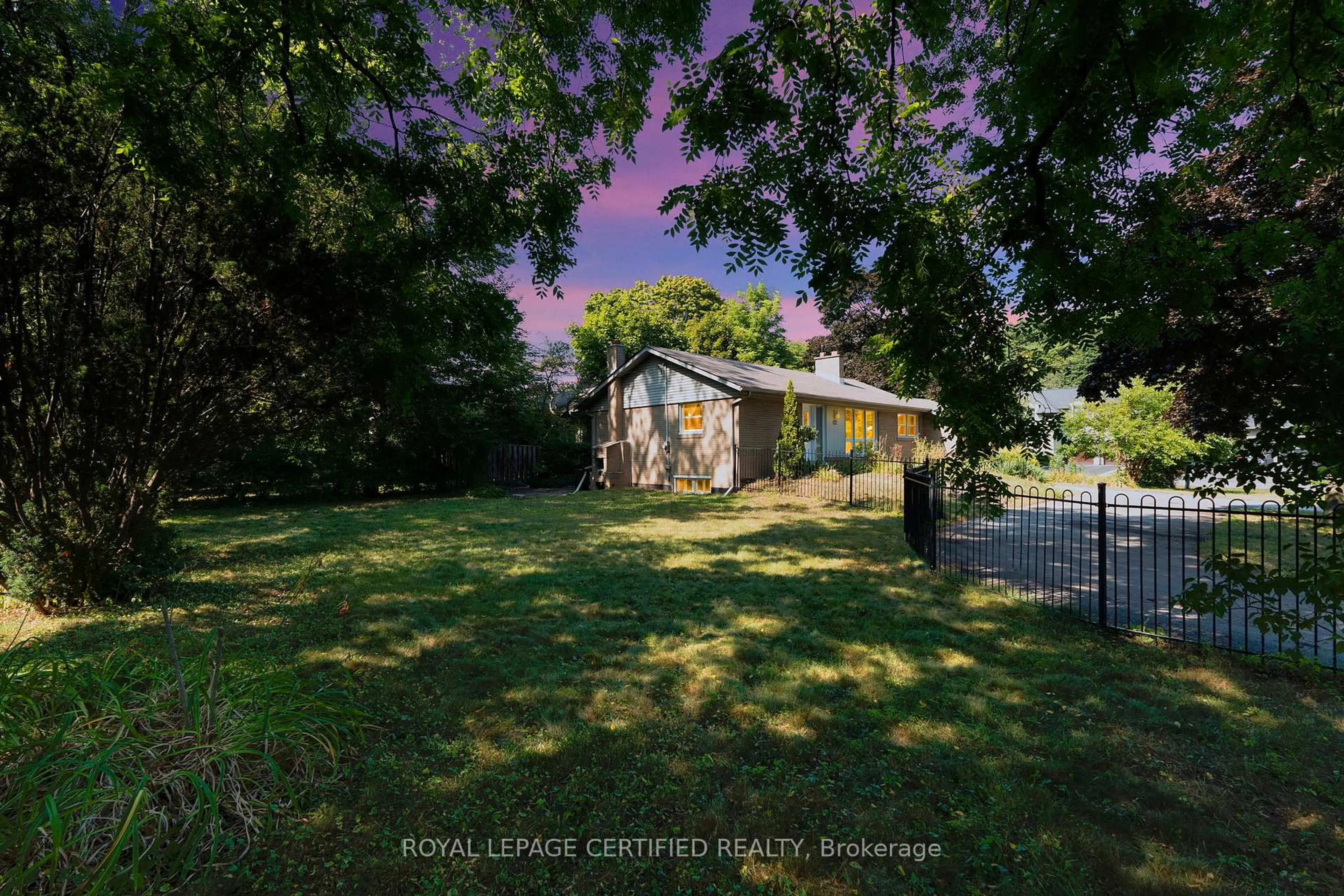 A pic from outside/outdoor area/front of a property/back of a property/a pic from drone, street for 122 Selgrove Cres, Oakville Ontario L6L 1L3