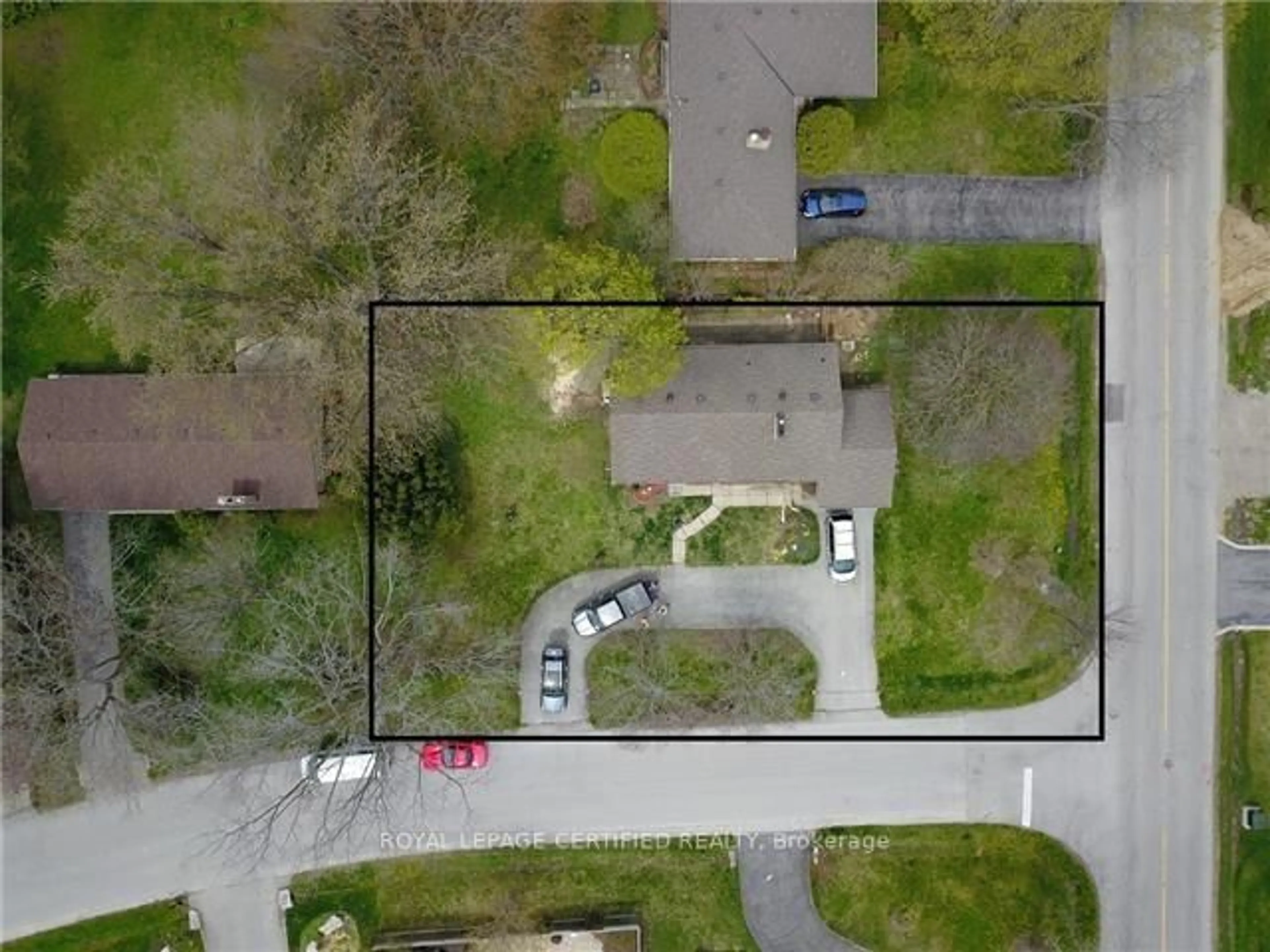 A pic from outside/outdoor area/front of a property/back of a property/a pic from drone, street for 122 Selgrove Cres, Oakville Ontario L6L 1L3