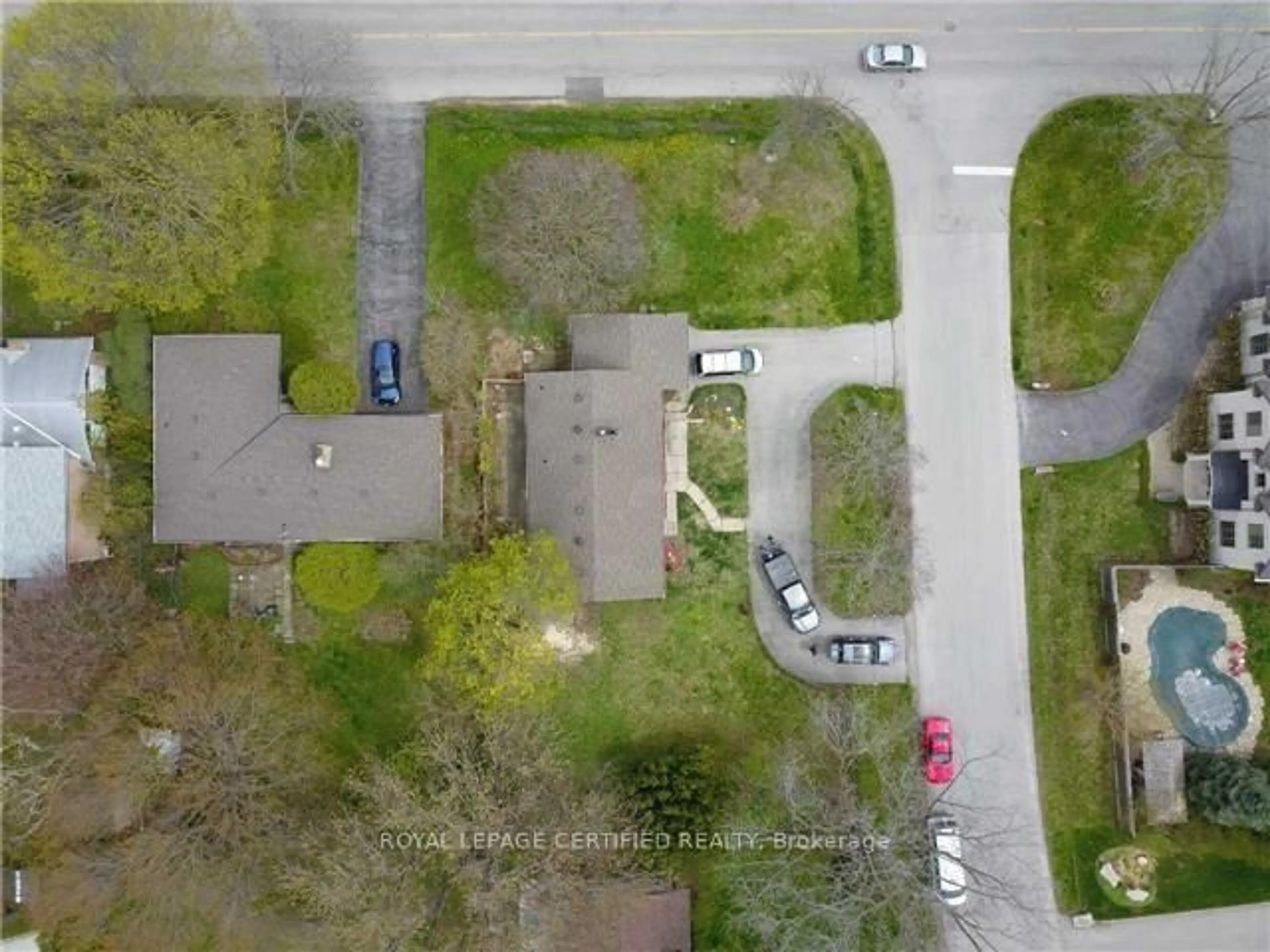 A pic from outside/outdoor area/front of a property/back of a property/a pic from drone, street for 122 Selgrove Cres, Oakville Ontario L6L 1L3