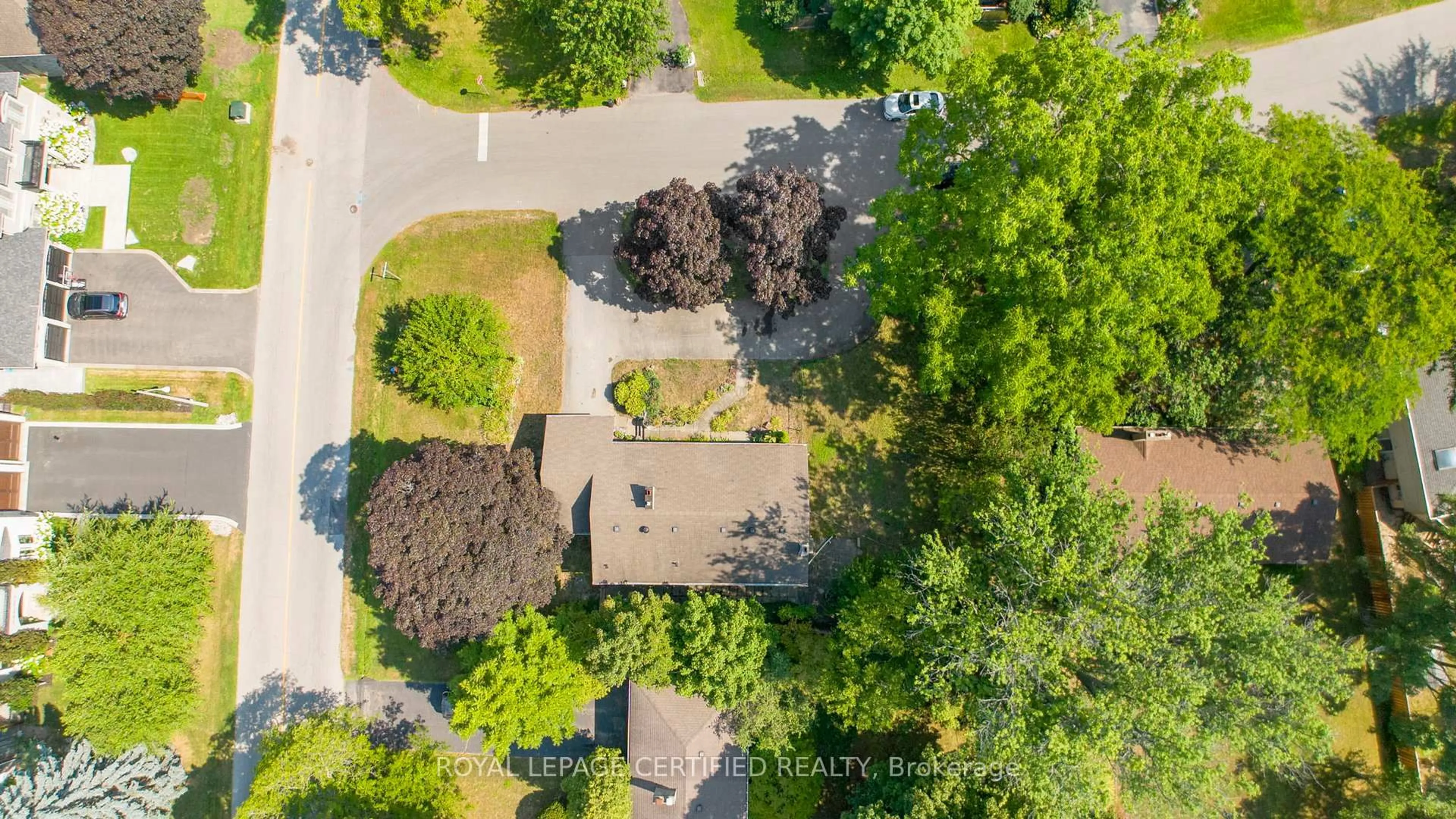 A pic from outside/outdoor area/front of a property/back of a property/a pic from drone, street for 122 Selgrove Cres, Oakville Ontario L6L 1L3