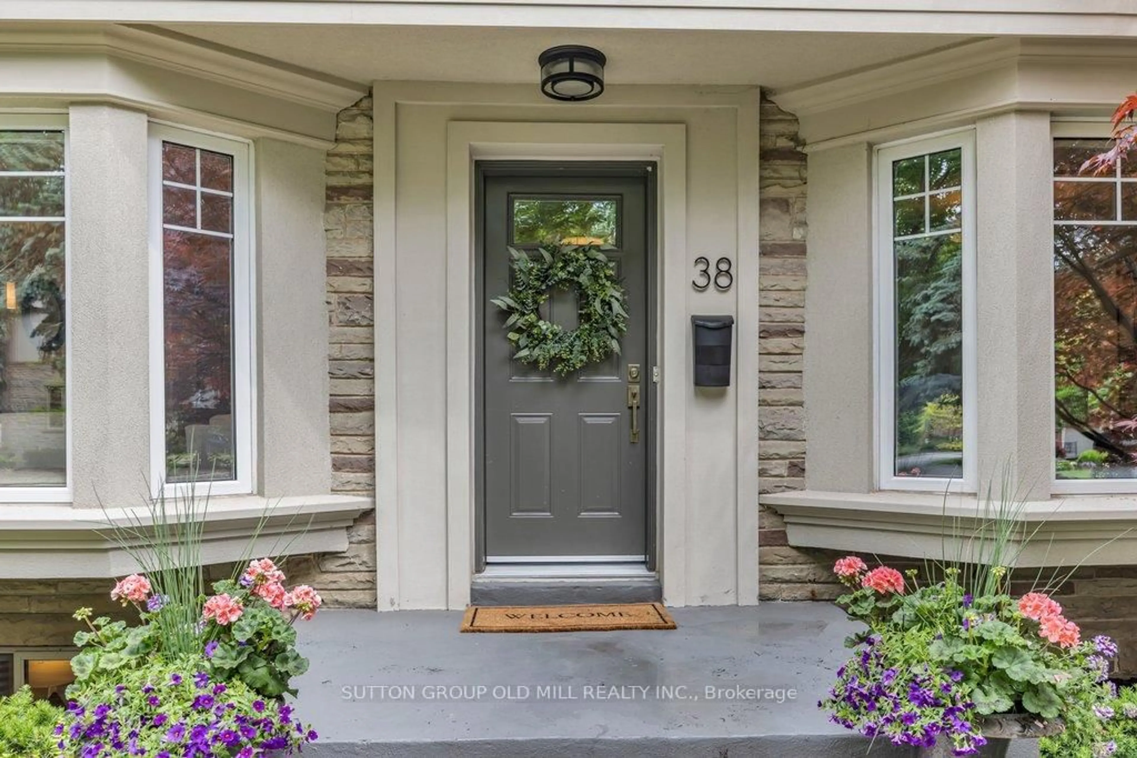 Indoor entryway for 38 Edgemore Dr, Toronto Ontario M8Y 2N3