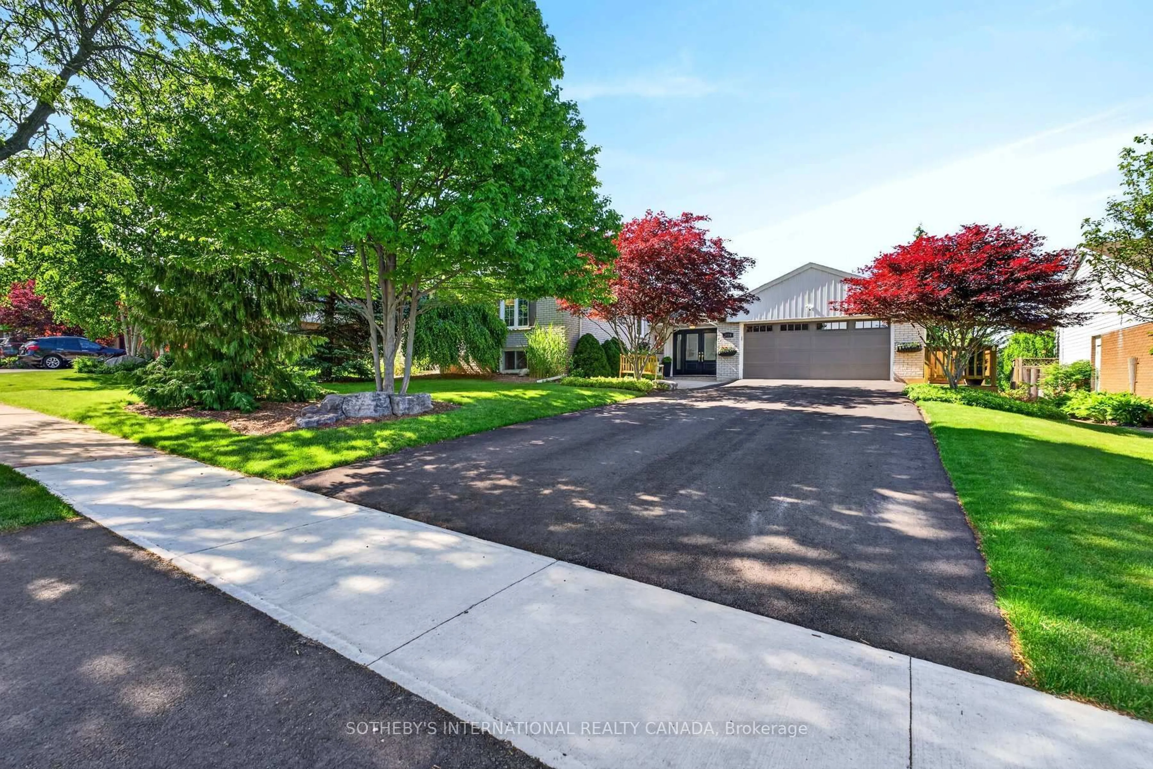 A pic from outside/outdoor area/front of a property/back of a property/a pic from drone, street for 1115 Havendale Blvd, Burlington Ontario L7P 3E2