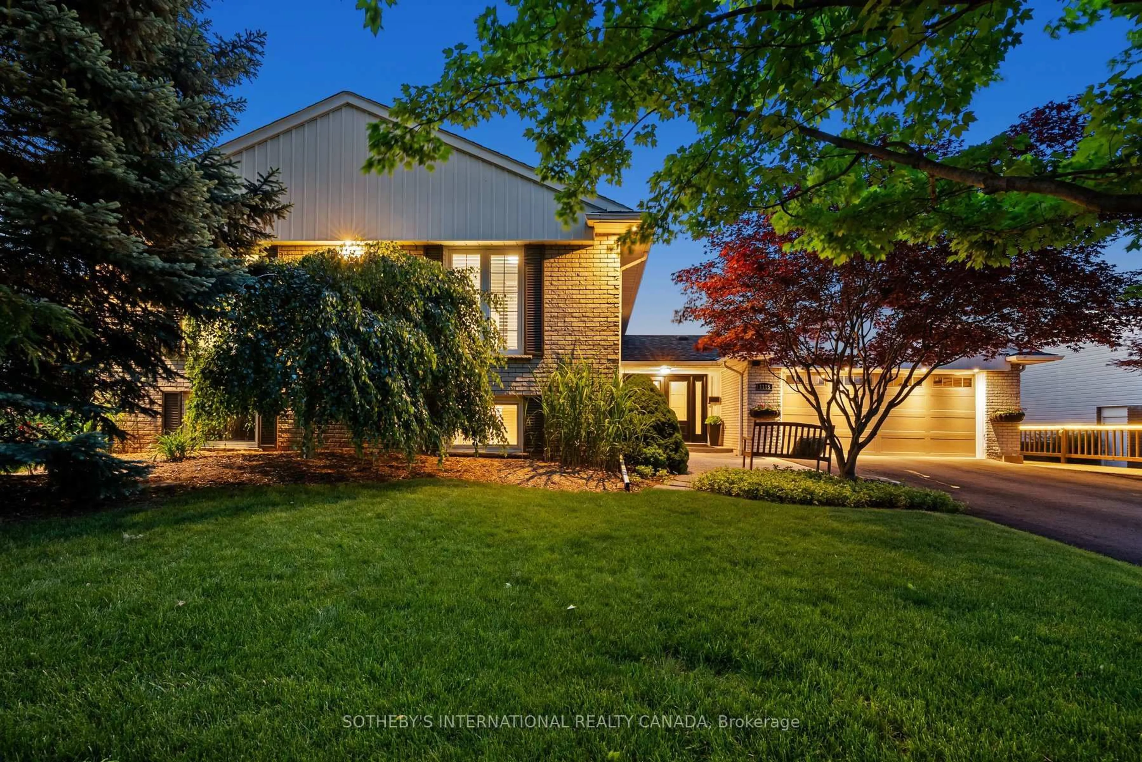 A pic from outside/outdoor area/front of a property/back of a property/a pic from drone, street for 1115 Havendale Blvd, Burlington Ontario L7P 3E2