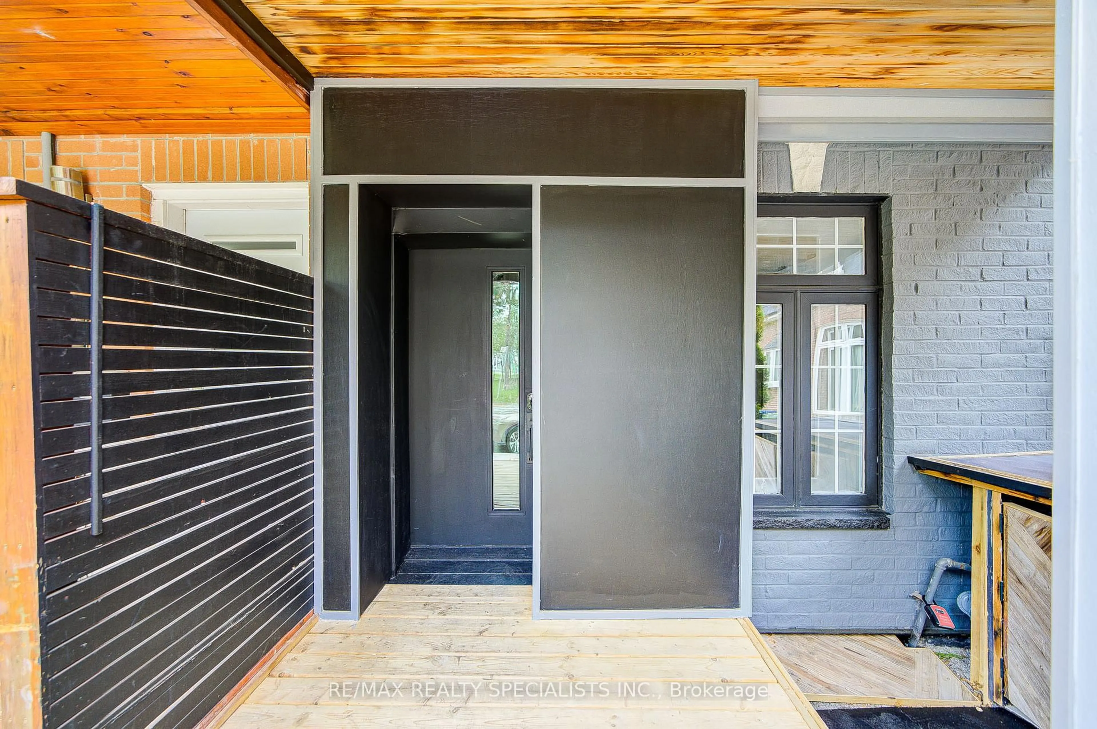 Indoor entryway for 10 Saunders Ave, Toronto Ontario M6R 1B8