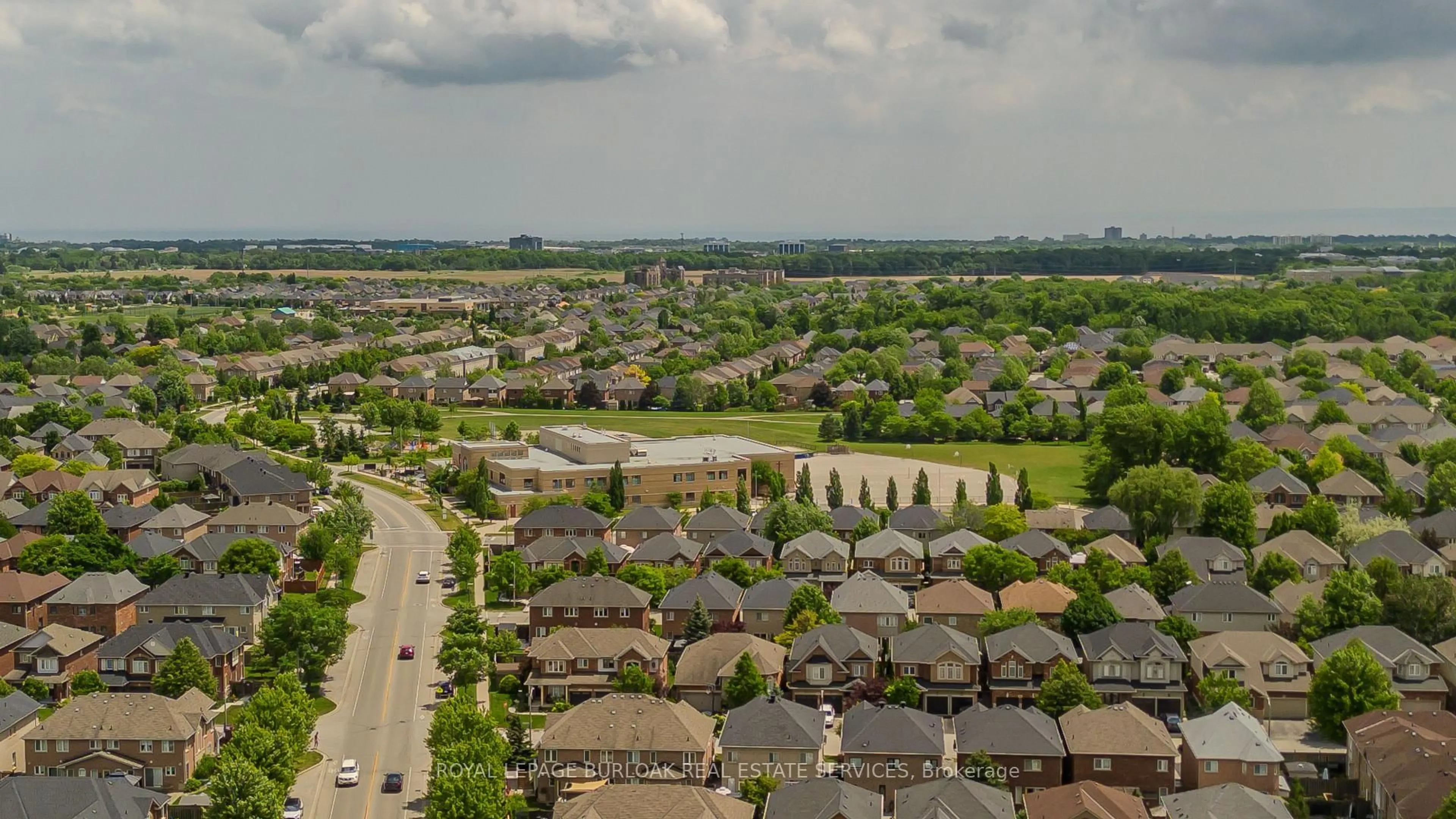 A pic from outside/outdoor area/front of a property/back of a property/a pic from drone, unknown for 2454 Sutton Dr, Burlington Ontario L7L 7A9