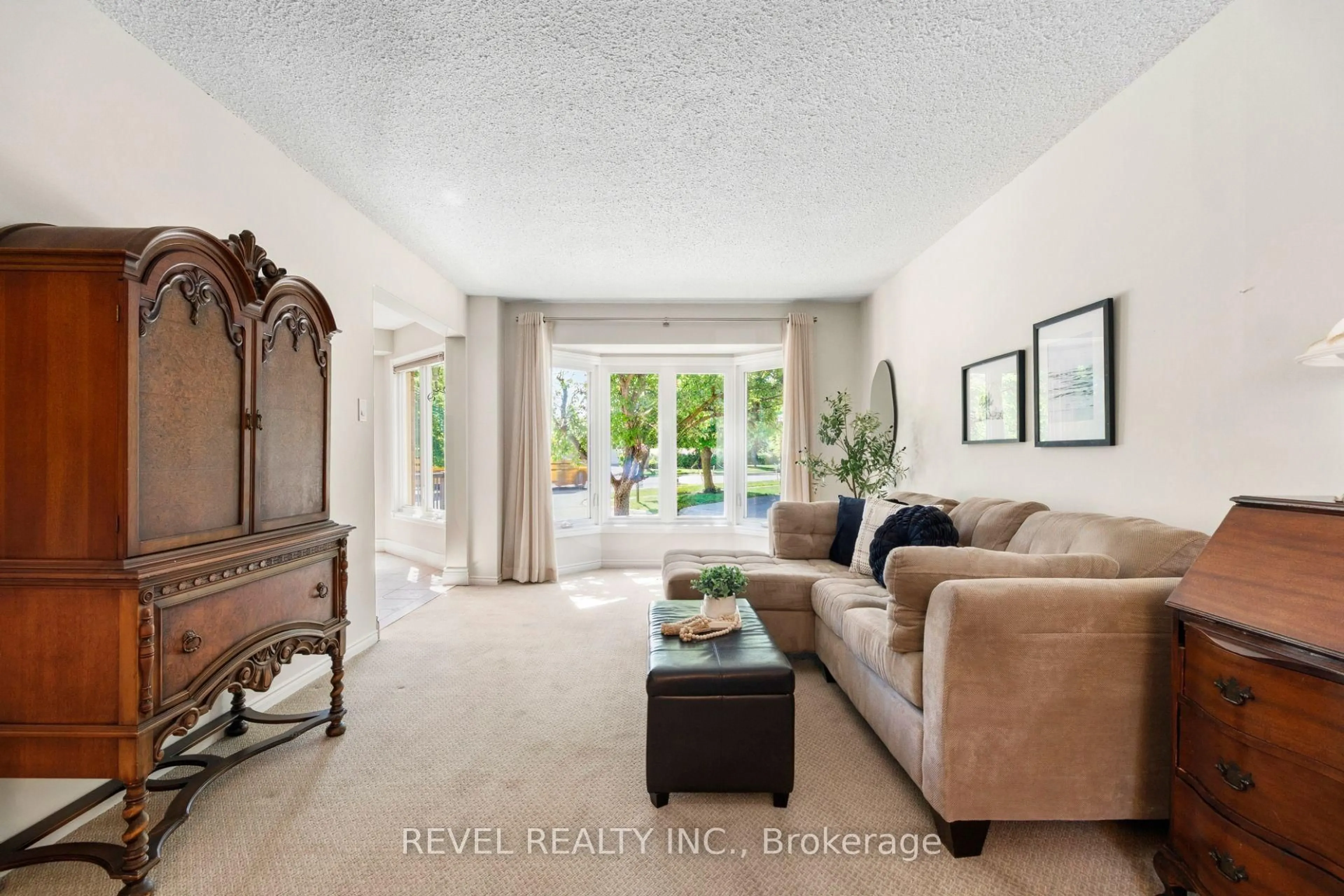 Living room with furniture, ceramic/tile floor for 6672 Mockingbird Lane, Mississauga Ontario L5N 5K1