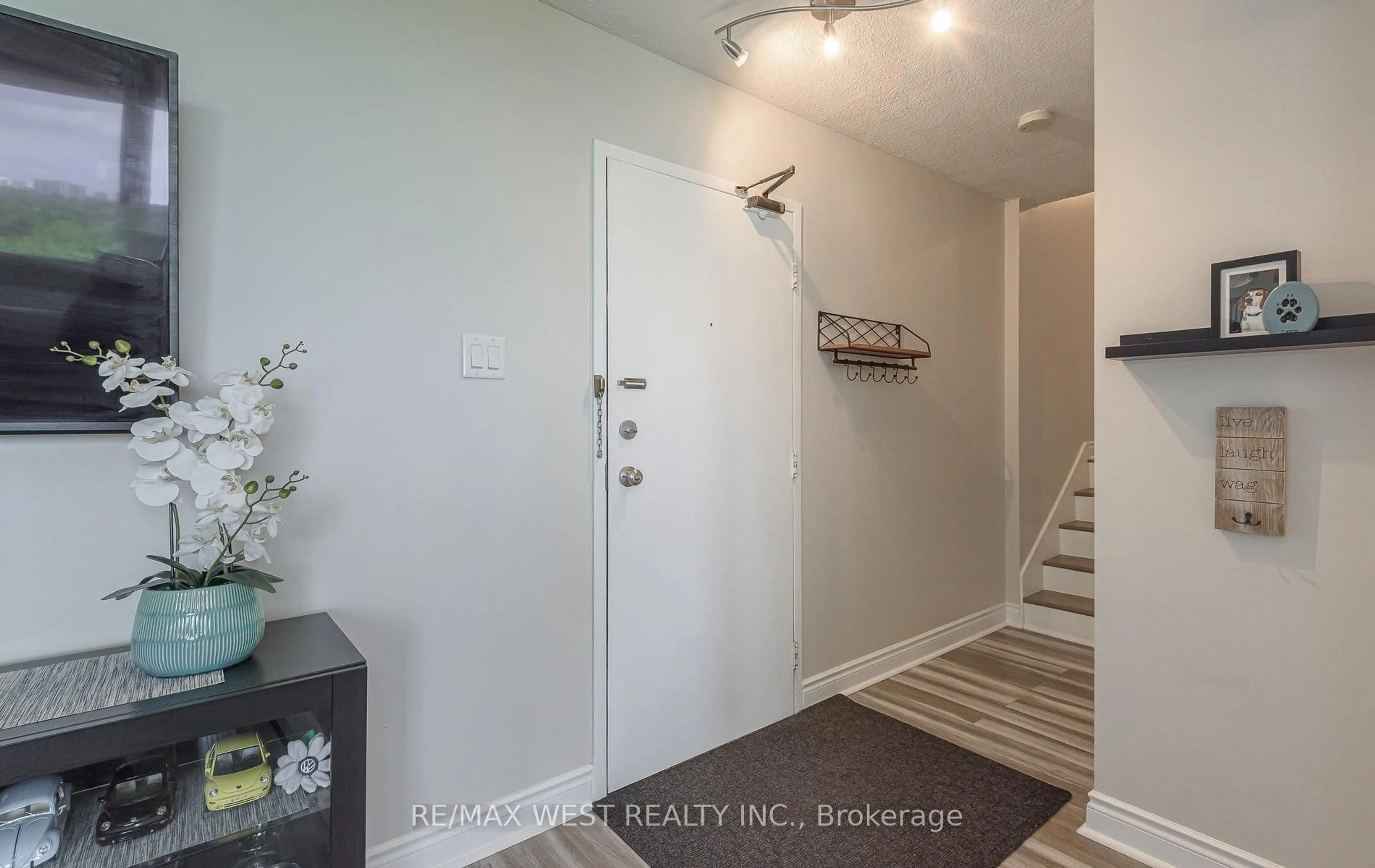 Indoor entryway for 530 Lolita Gdns #1407, Mississauga Ontario L5A 3T2