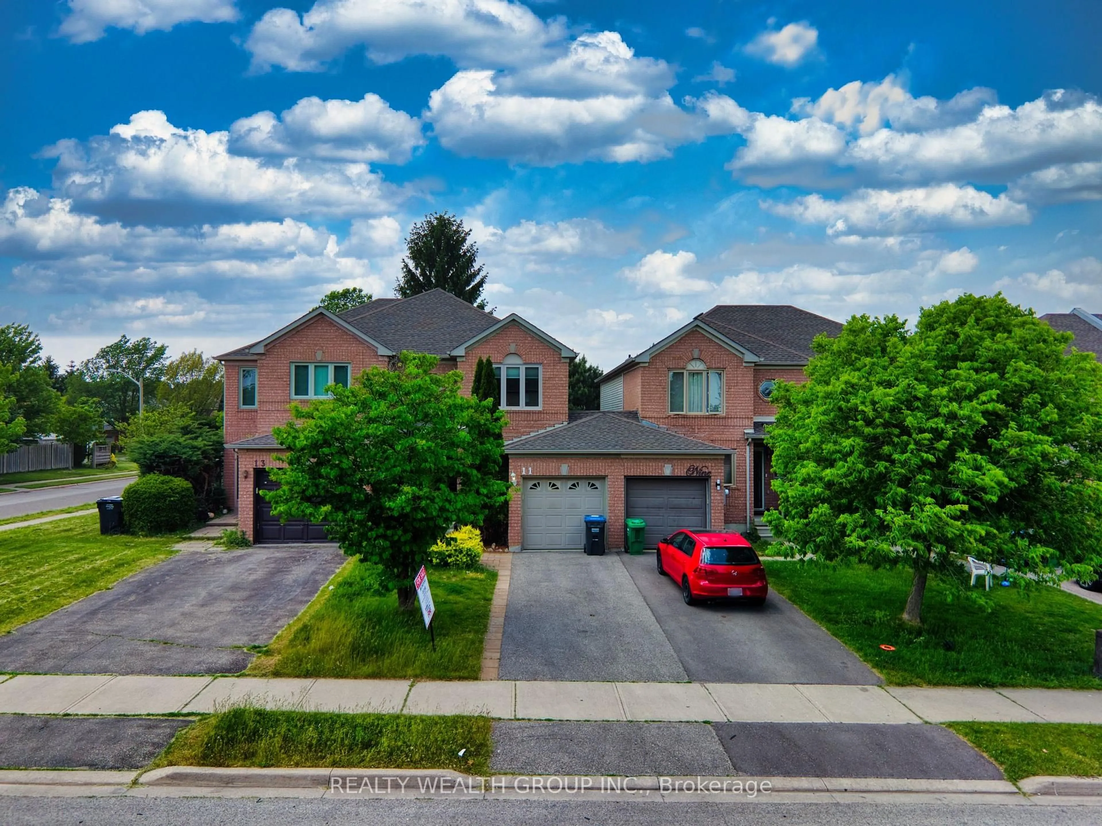 A pic from outside/outdoor area/front of a property/back of a property/a pic from drone, street for 11 Birchcliffe Dr, Brampton Ontario L6Z 4T3