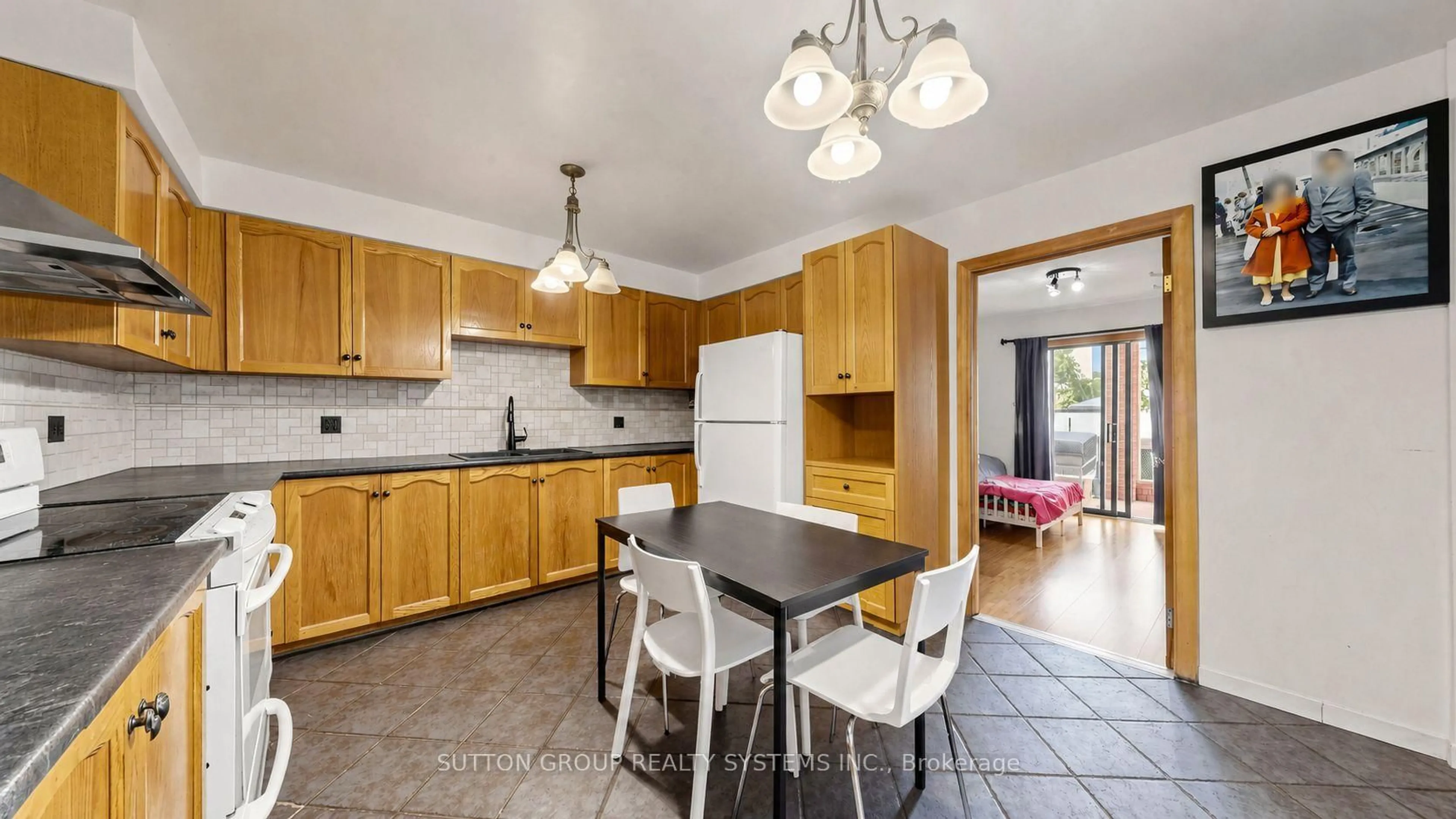 Open concept kitchen, ceramic/tile floor for 289D Bartlett Ave, Toronto Ontario M6H 3G3