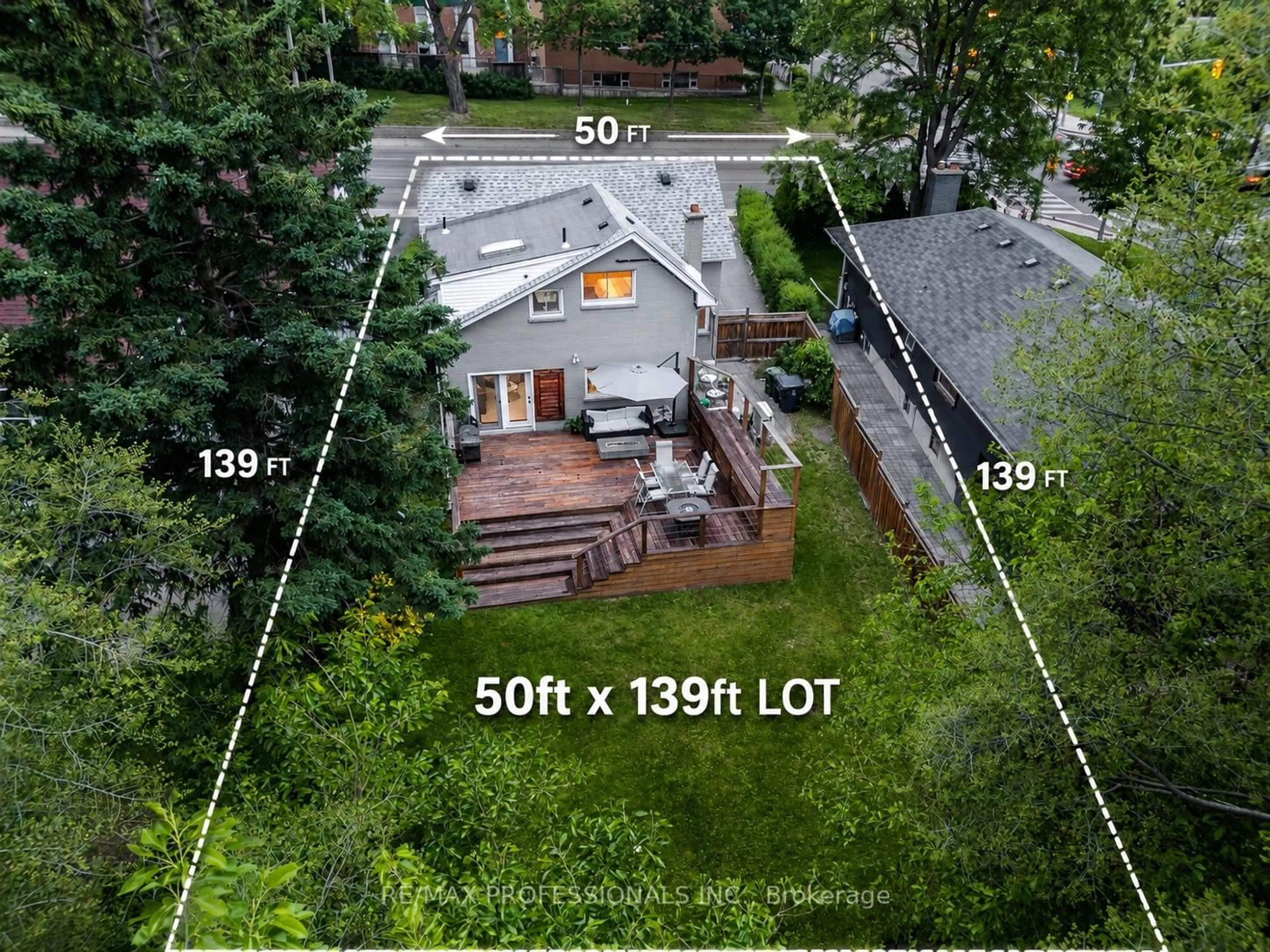 A pic from outside/outdoor area/front of a property/back of a property/a pic from drone, street for 4625 Dundas St, Toronto Ontario M9A 1A4