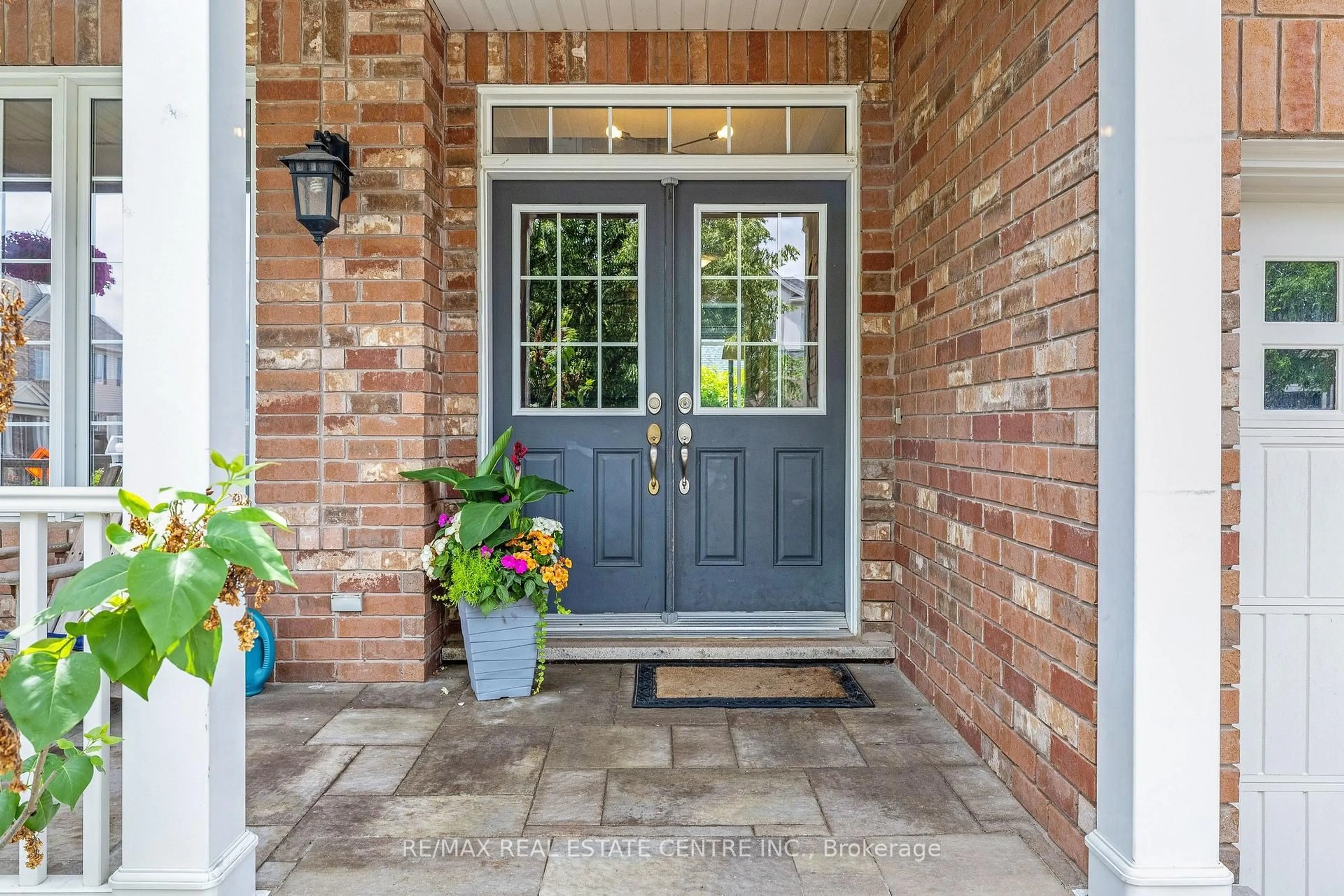 Indoor entryway for 728 Reece Crt, Milton Ontario L9T 0X4