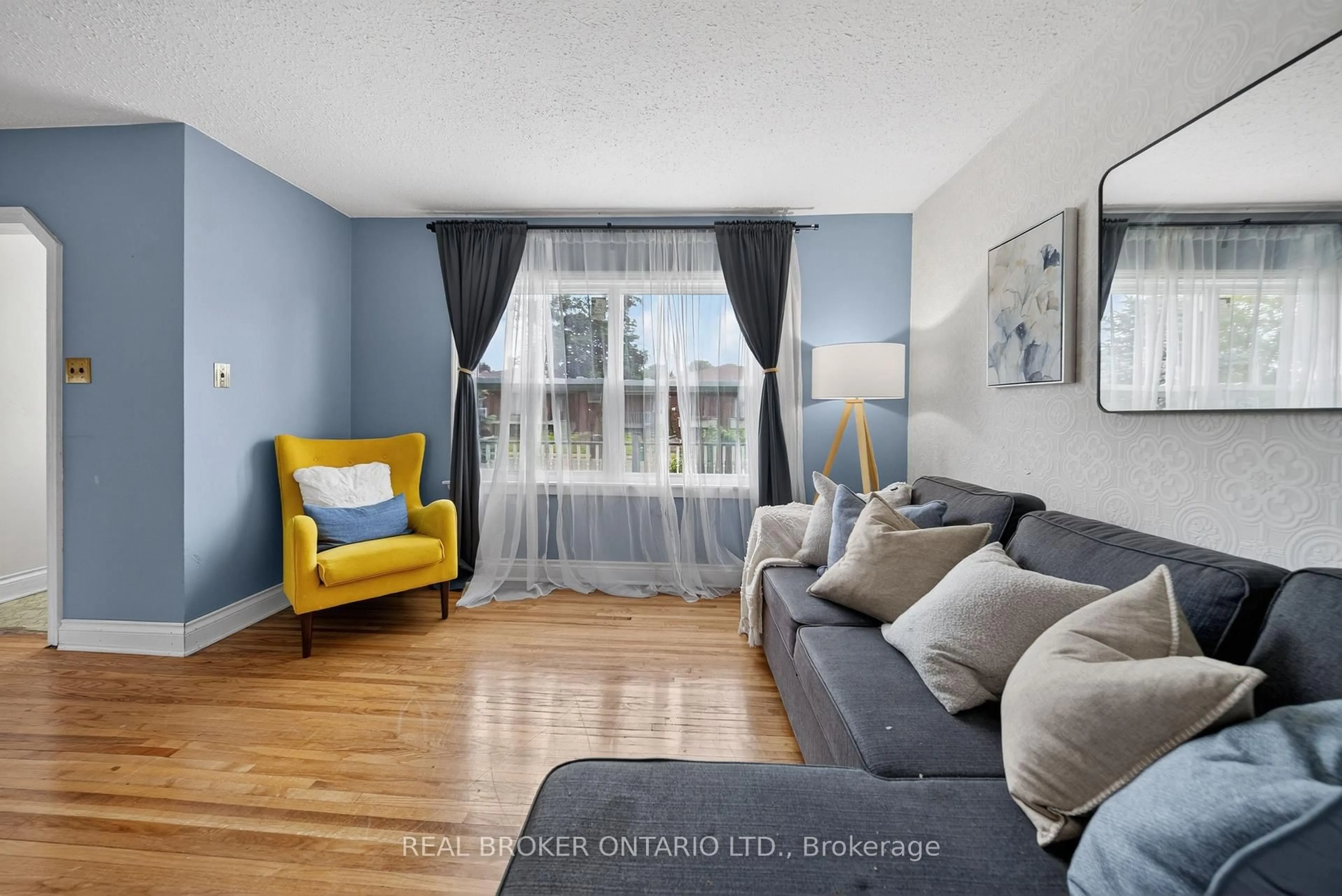 Living room with furniture, unknown for 67 Archibald St, Brampton Ontario L6X 1M3
