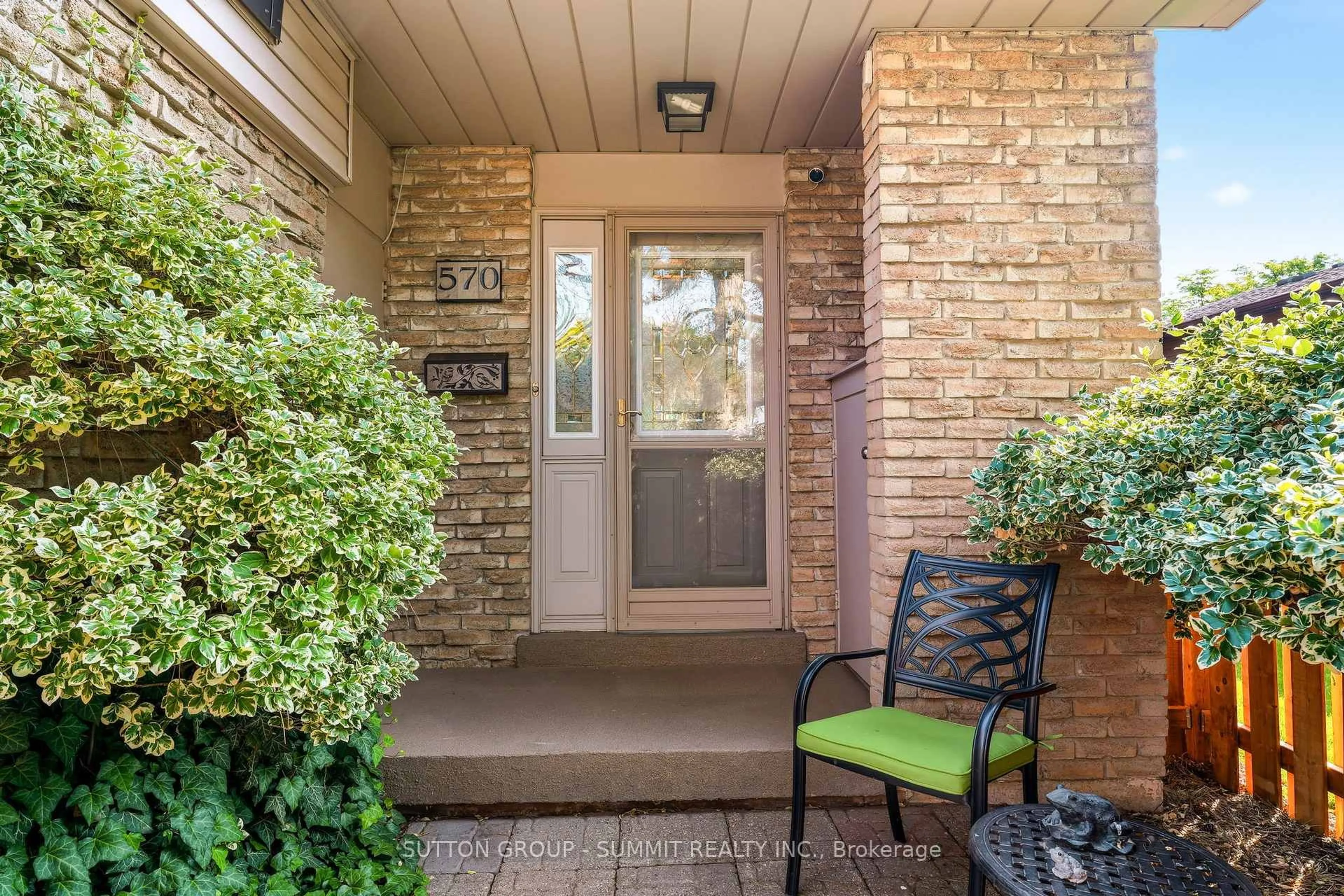 Indoor entryway for 570 Forestwood Cres, Burlington Ontario L7L 4K3