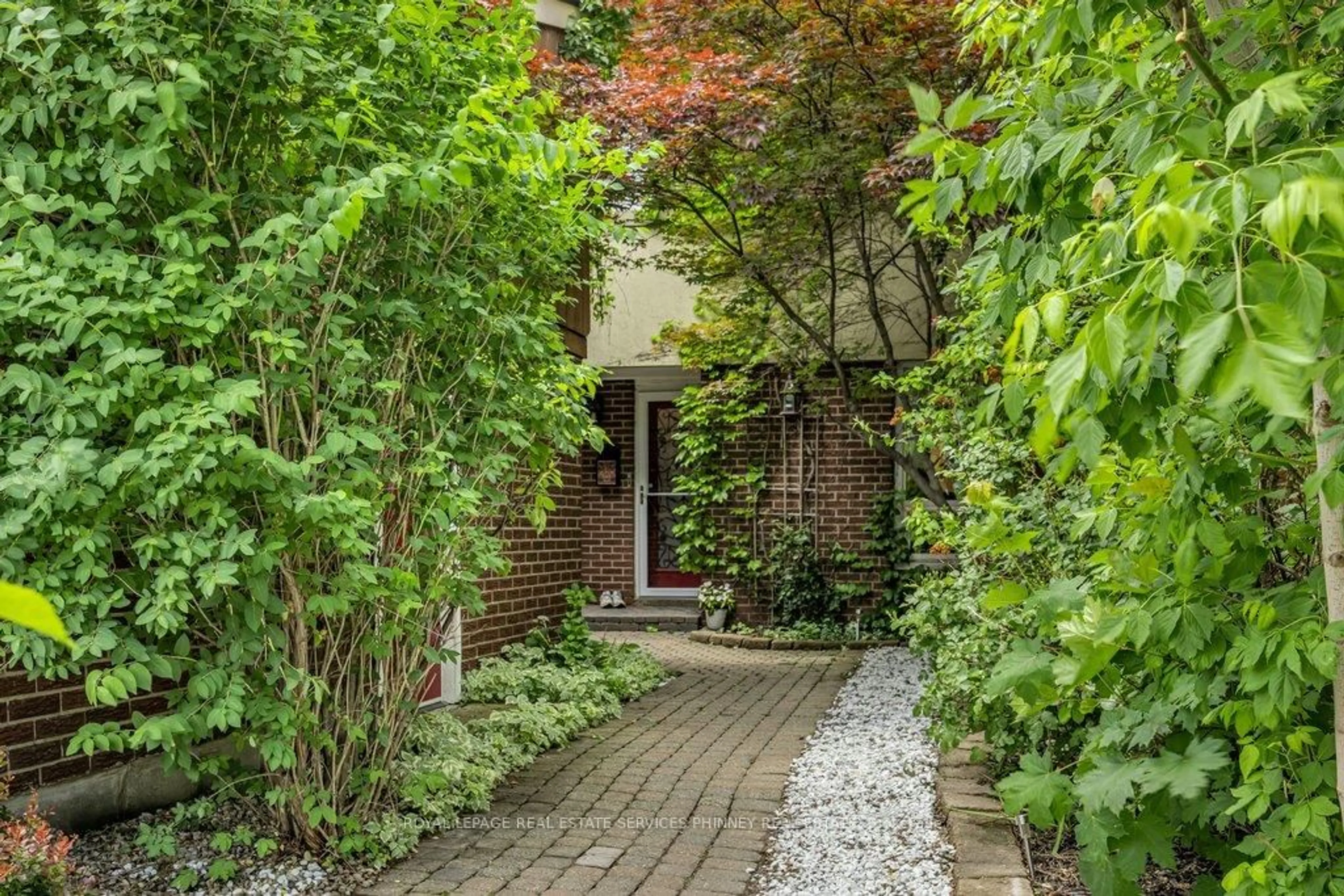 Patio, street for 2527 Mainroyal St, Mississauga Ontario L5L 1E1