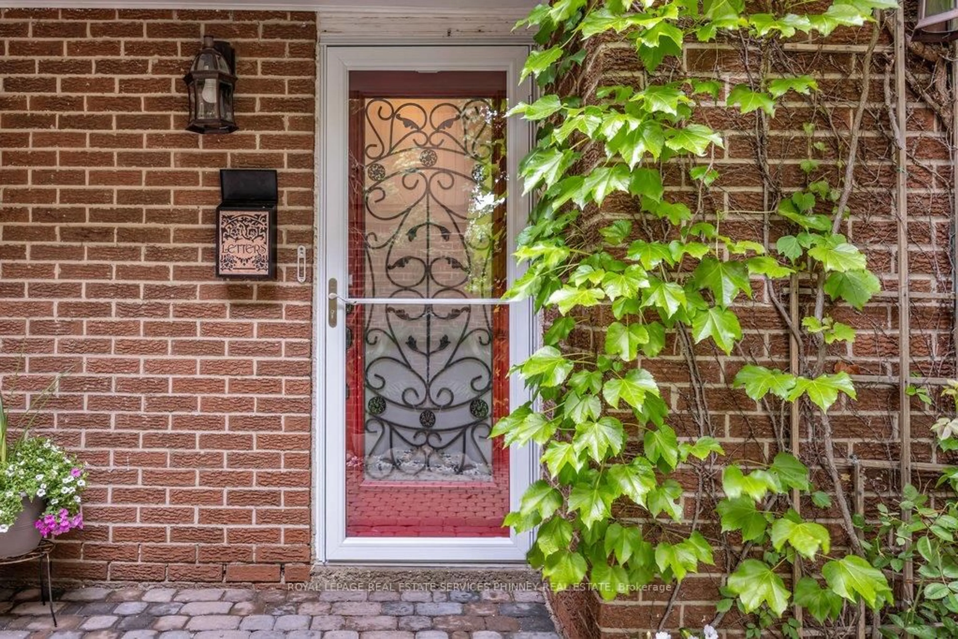 Indoor entryway for 2527 Mainroyal St, Mississauga Ontario L5L 1E1