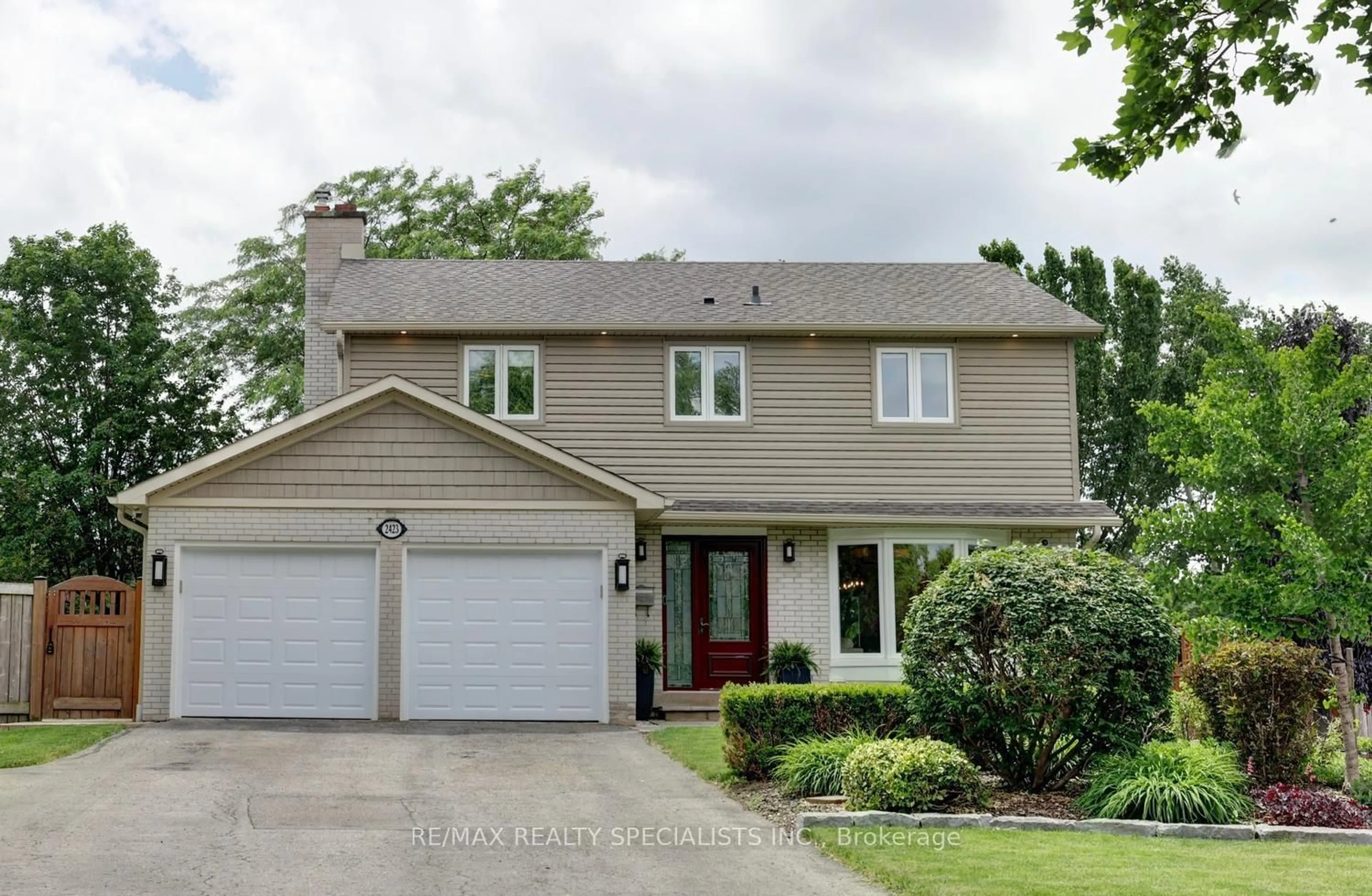 Home with vinyl exterior material, street for 2423 Woking Cres, Mississauga Ontario L5K 1Z5