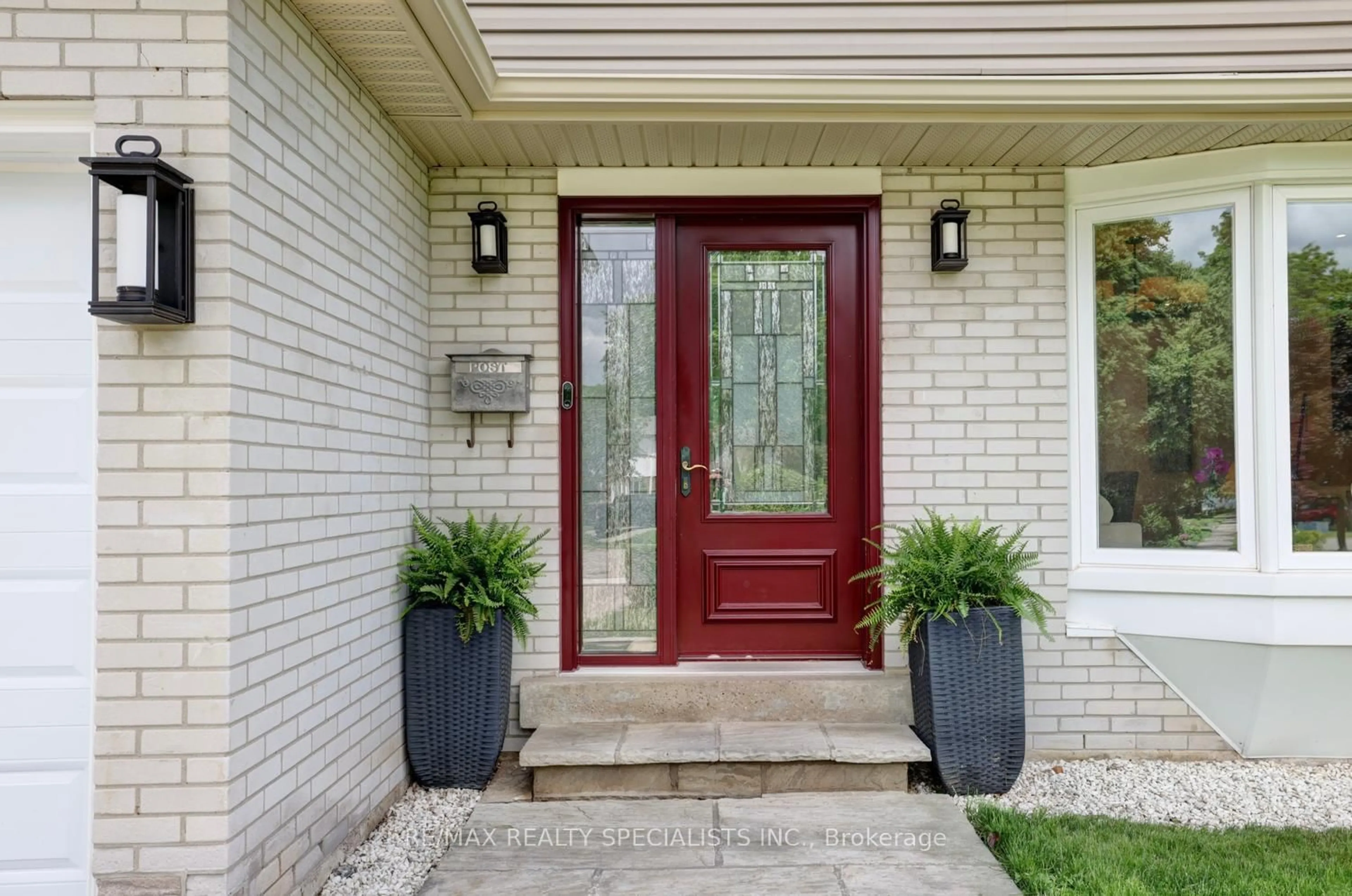 Indoor entryway for 2423 Woking Cres, Mississauga Ontario L5K 1Z5
