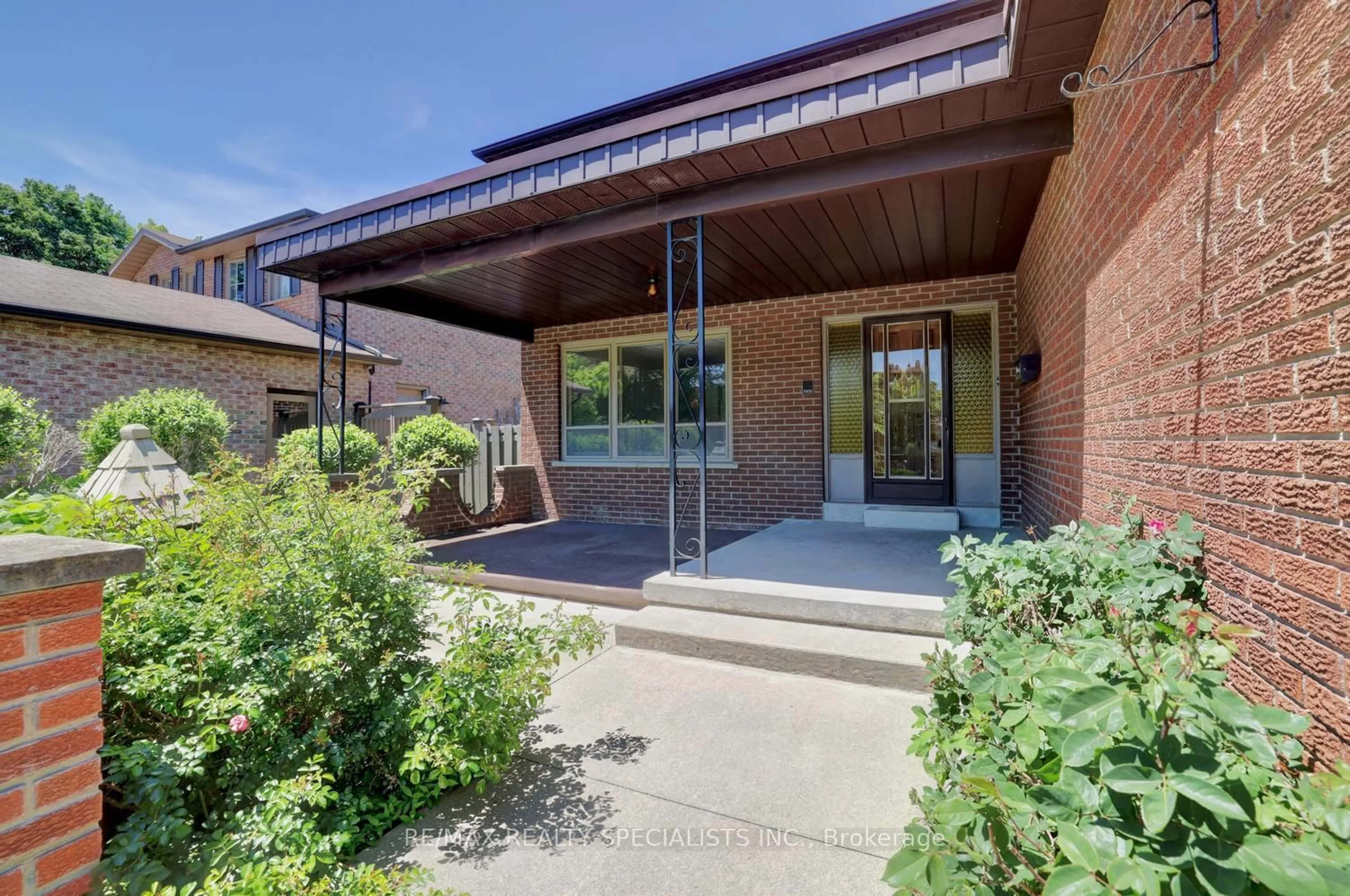 Indoor foyer for 1626 Sherwood Forrest Circ, Mississauga Ontario L5K 2G7